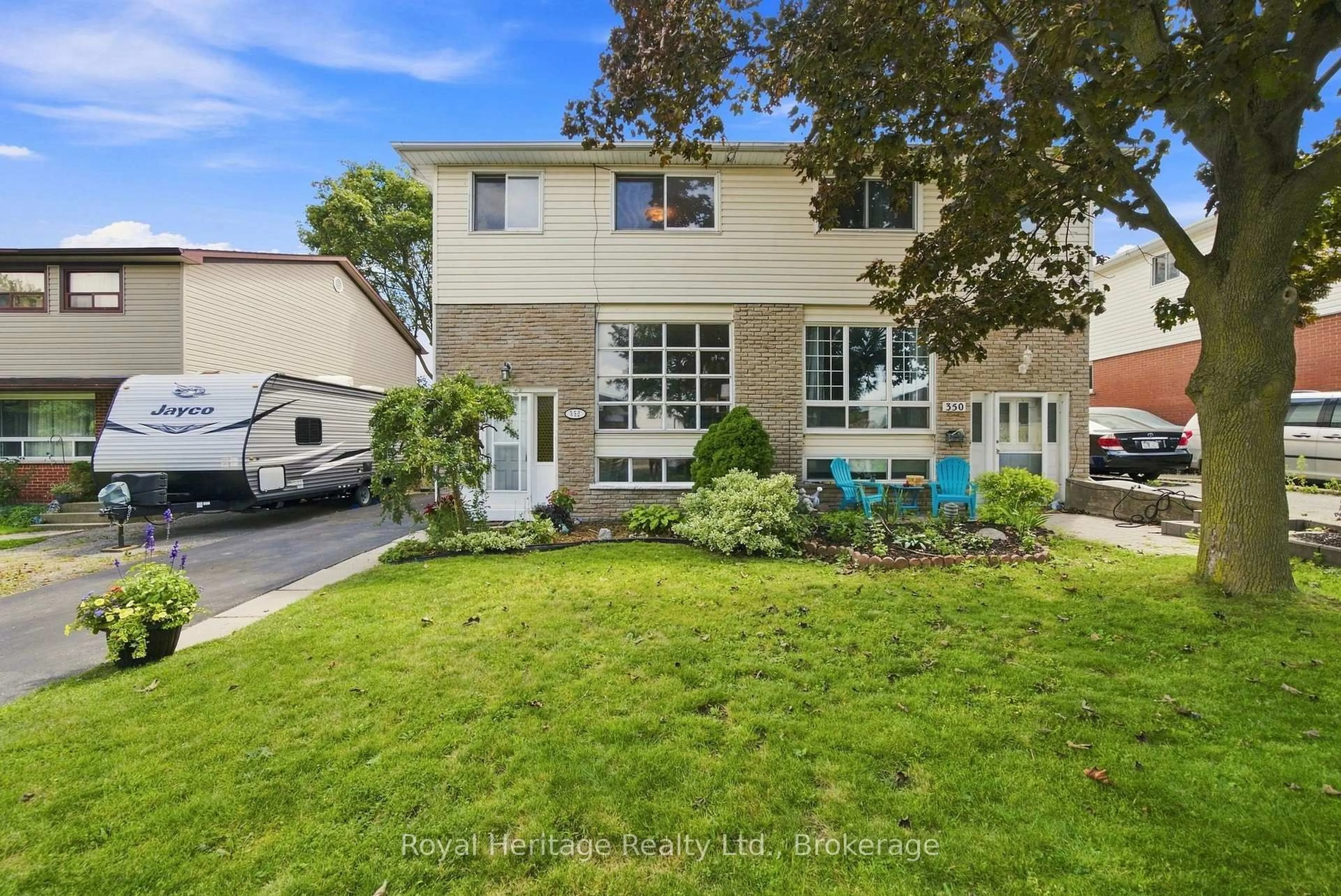 Home with vinyl exterior material, street for 352 Vancouver Cres, Oshawa Ontario L1J 5X9