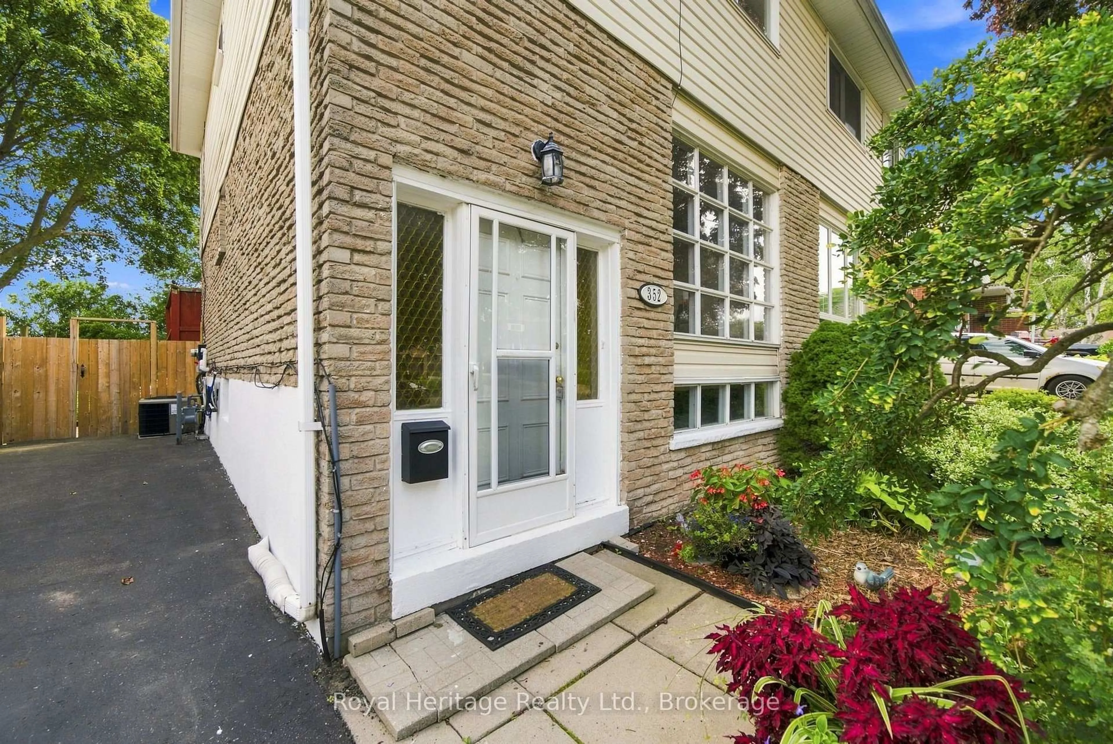 Indoor entryway for 352 Vancouver Cres, Oshawa Ontario L1J 5X9