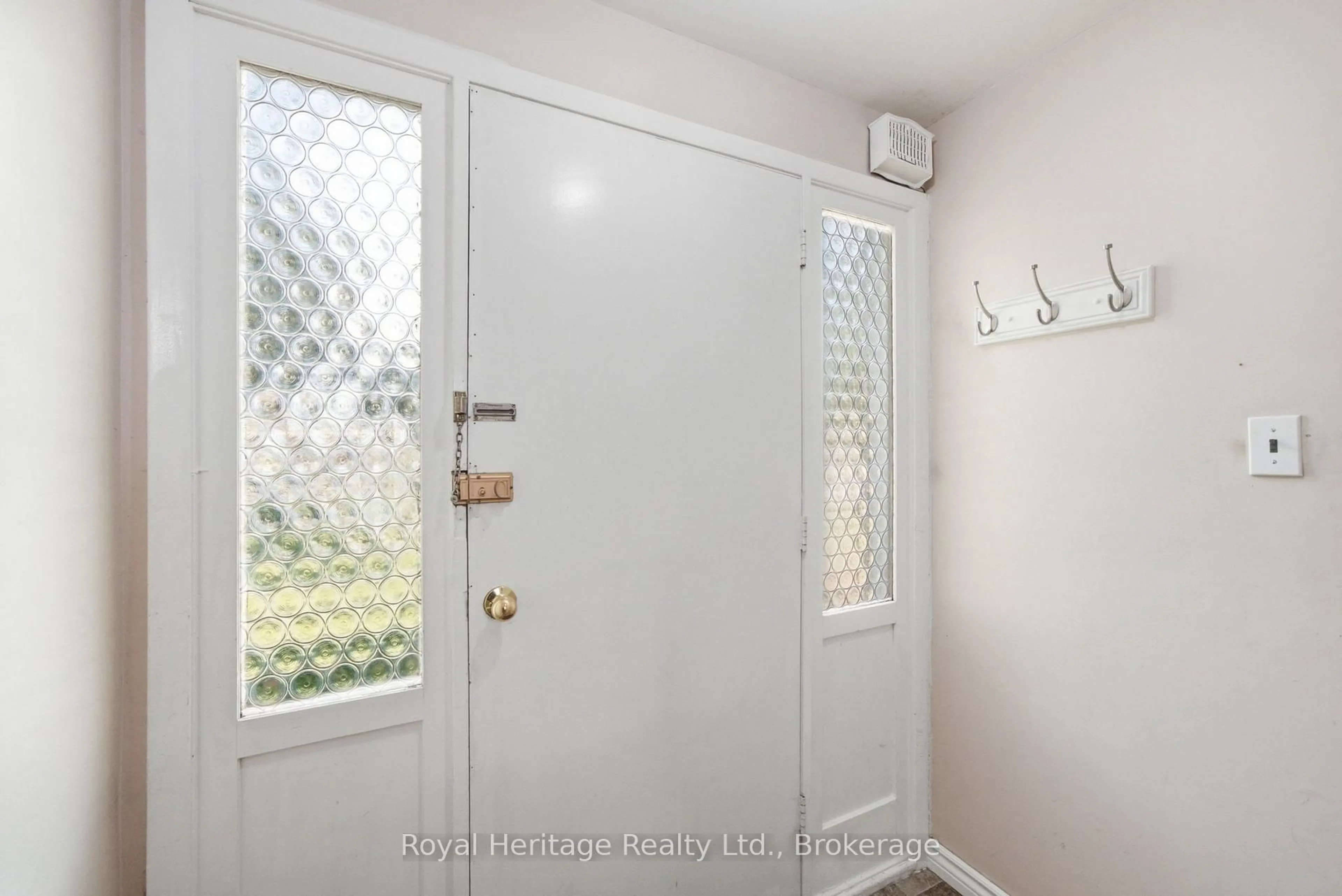 Indoor entryway for 352 Vancouver Cres, Oshawa Ontario L1J 5X9