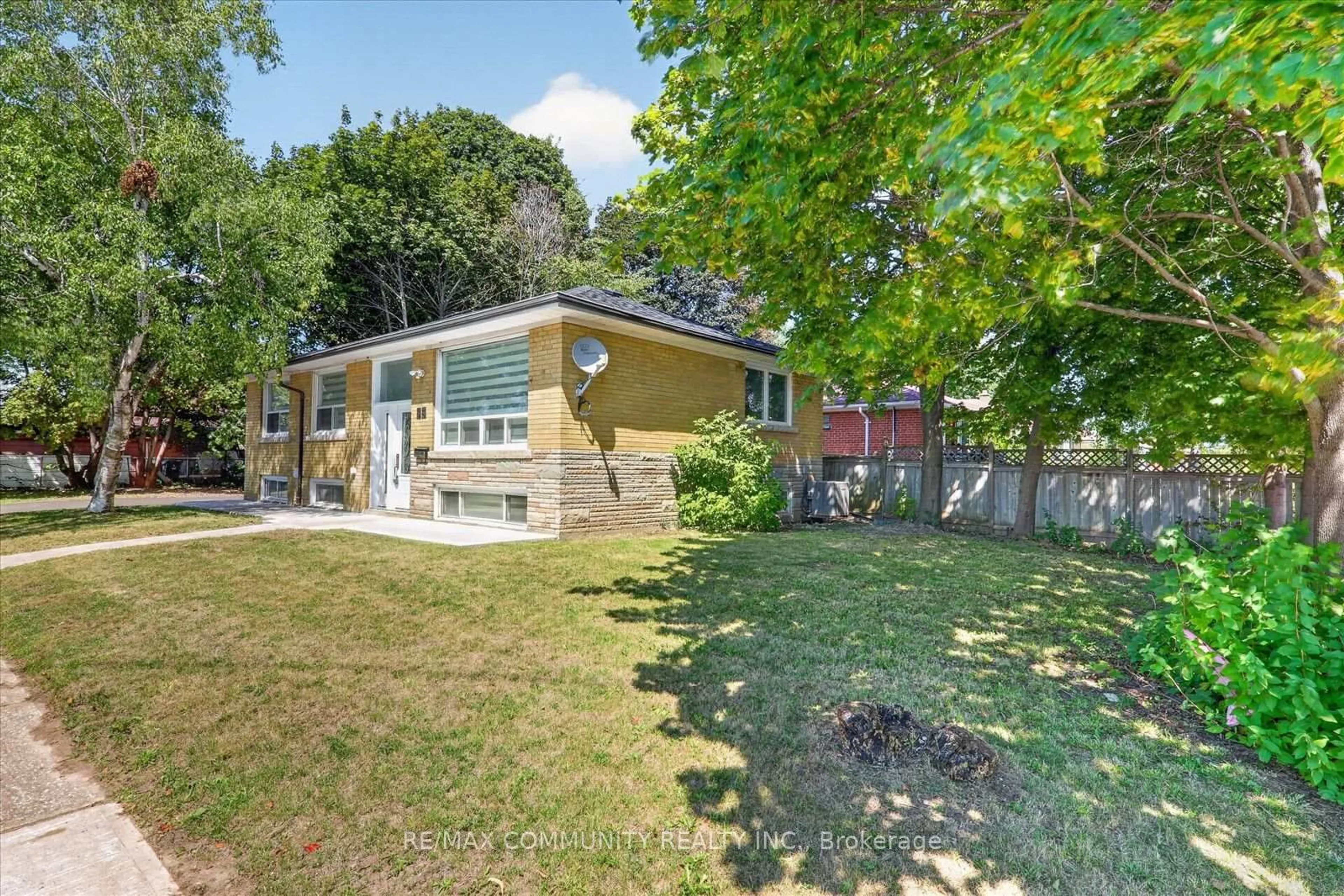 A pic from outside/outdoor area/front of a property/back of a property/a pic from drone, street for 53 Milford Haven Dr, Toronto Ontario M1G 3C7