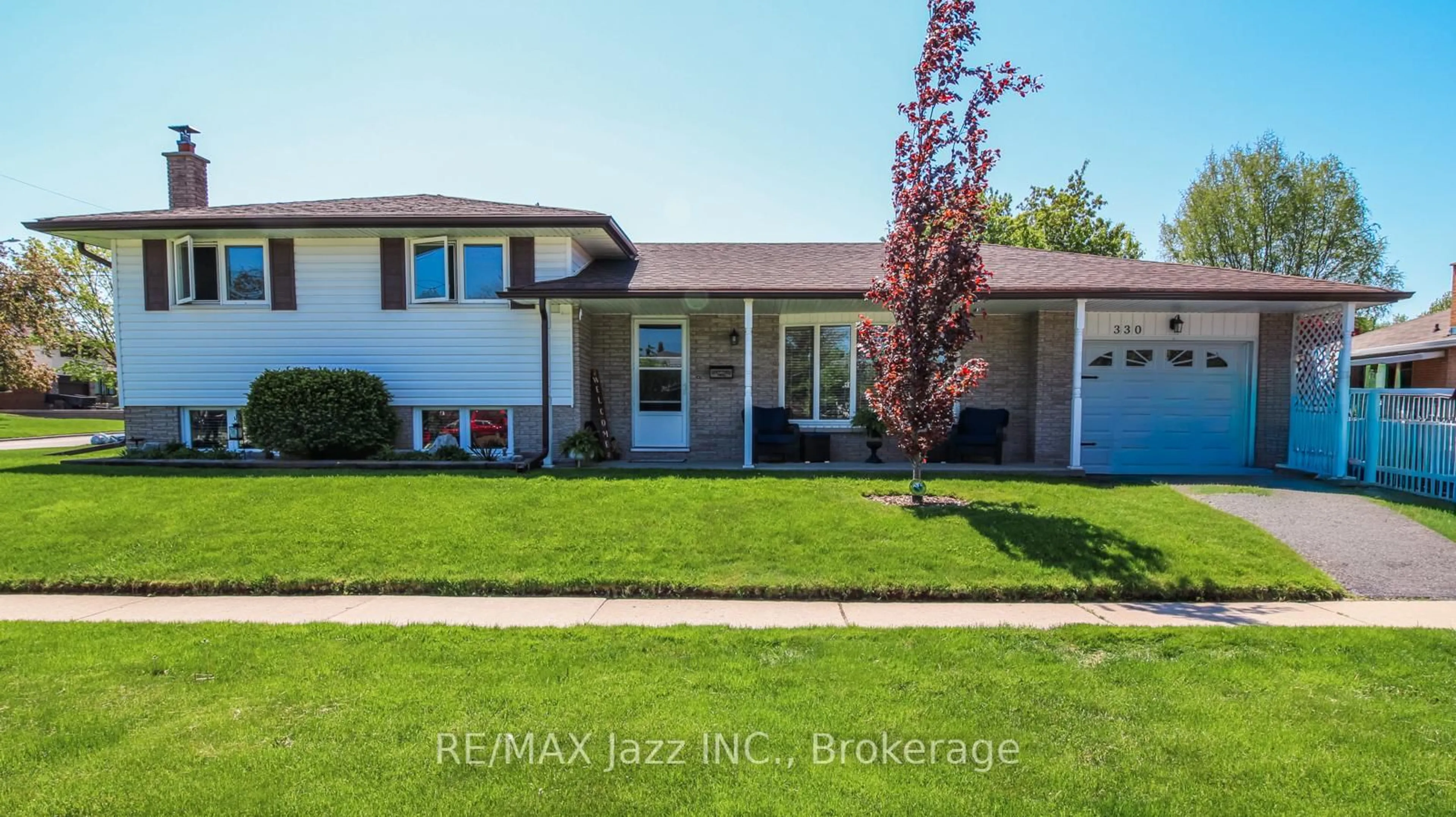 Home with vinyl exterior material, street for 330 Nipigon St, Oshawa Ontario L1J 4N9