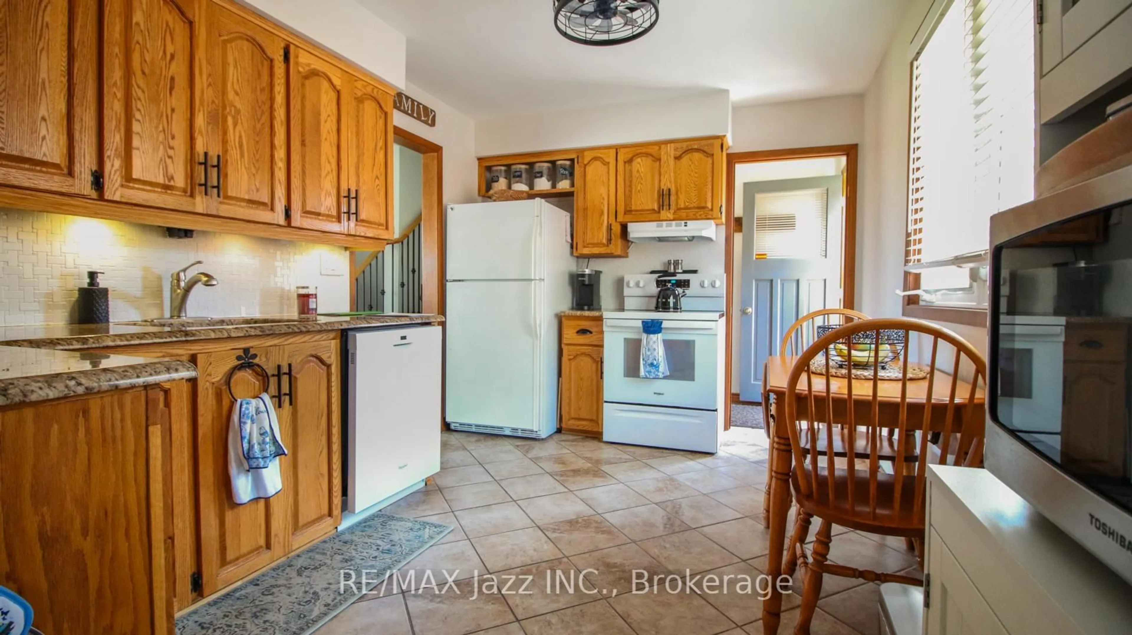 Standard kitchen, ceramic/tile floor for 330 Nipigon St, Oshawa Ontario L1J 4N9