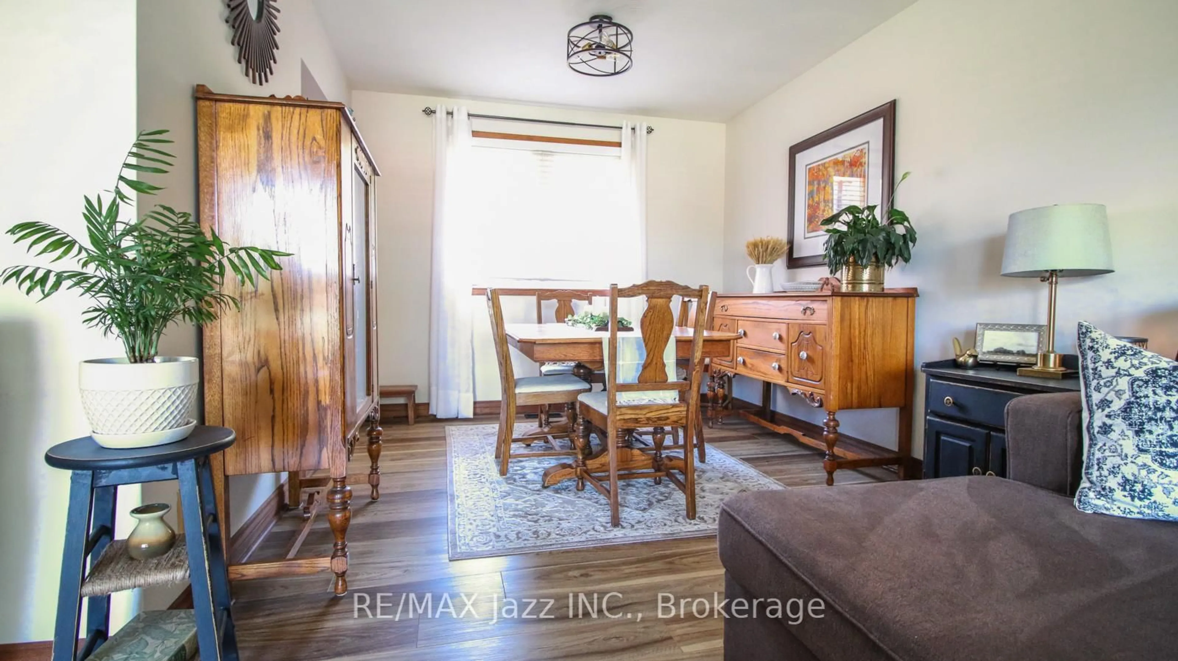 Dining room, wood/laminate floor for 330 Nipigon St, Oshawa Ontario L1J 4N9
