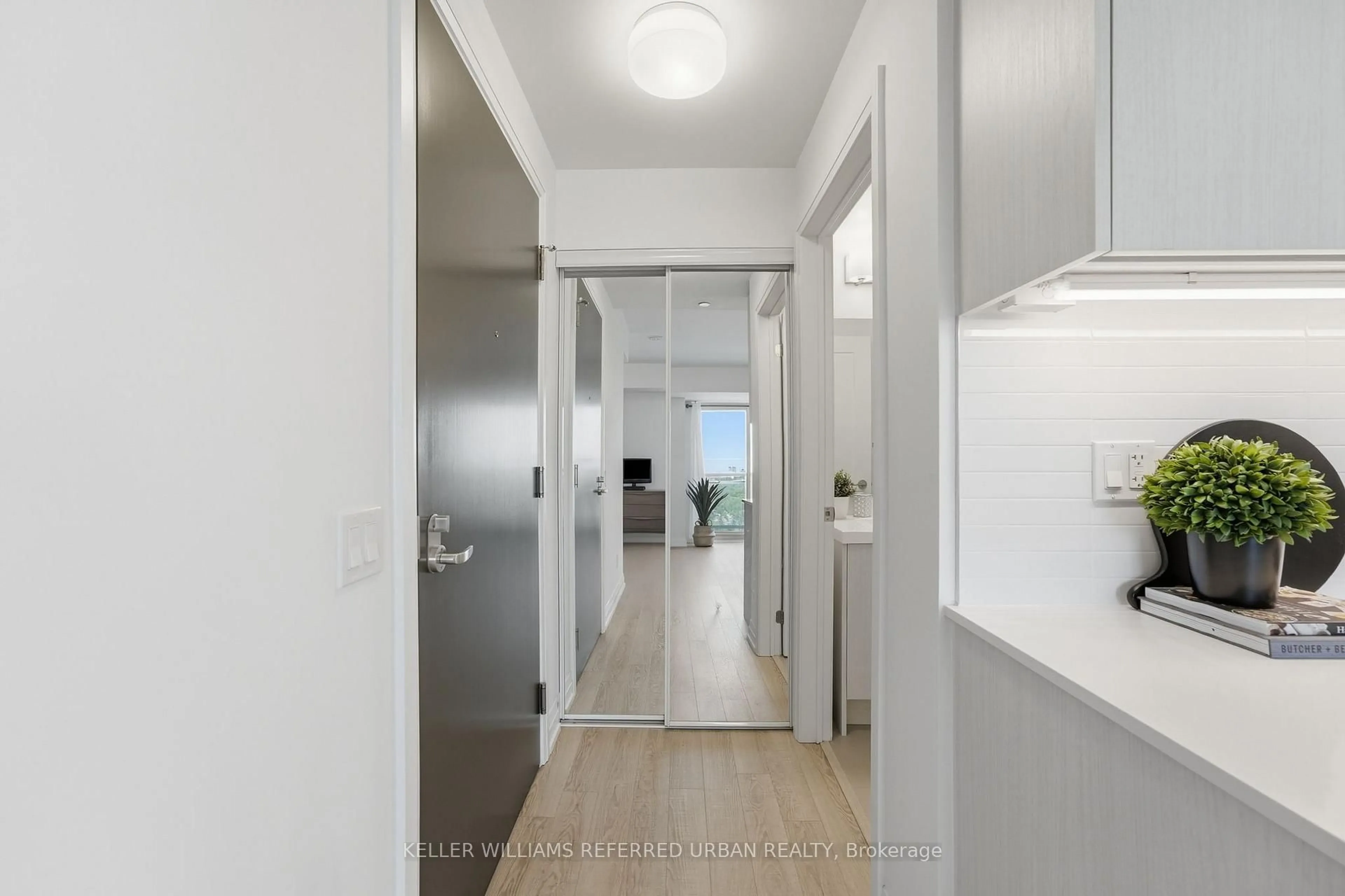 Indoor entryway for 286 Main St #1702, Toronto Ontario M4C 4X4