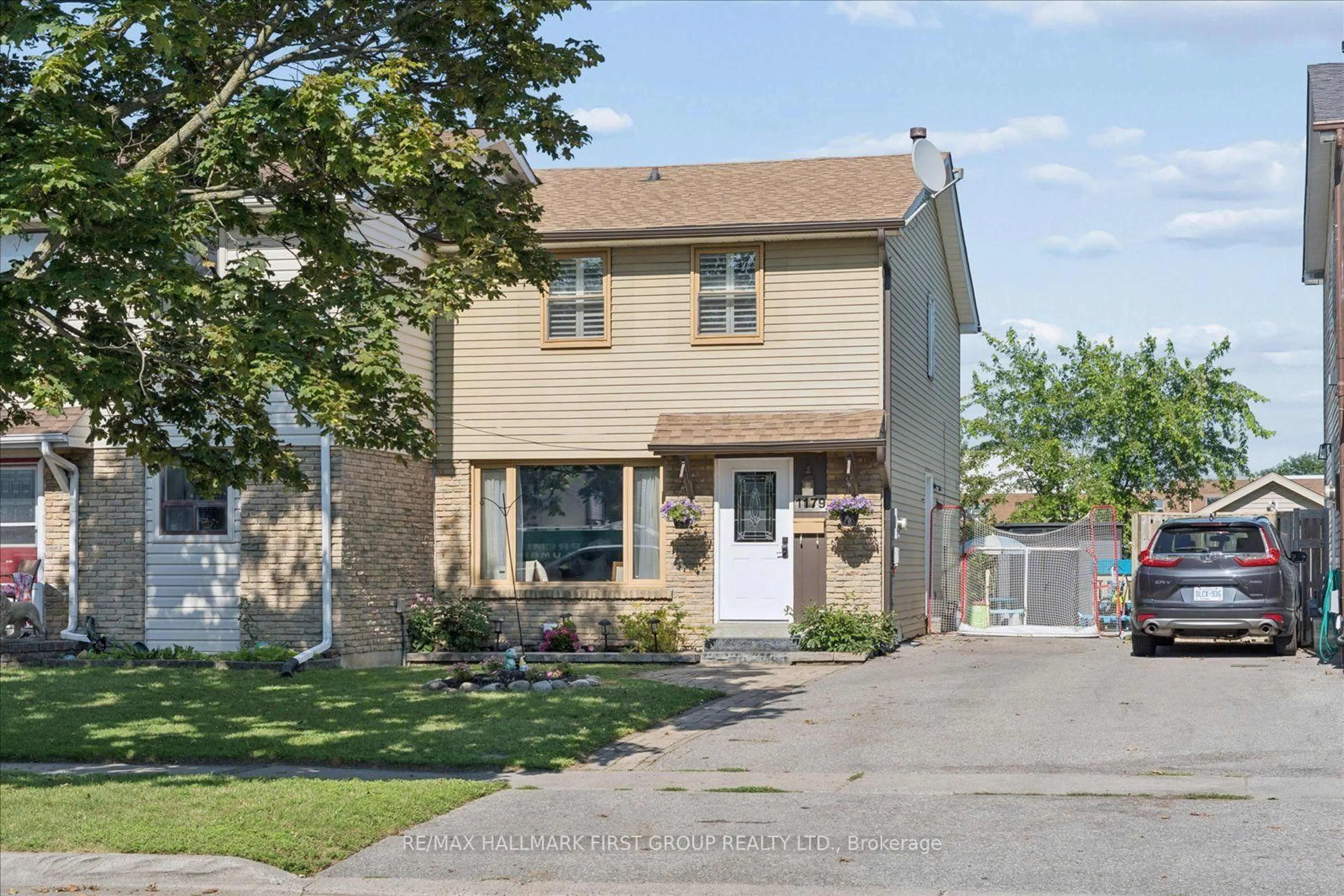 Home with vinyl exterior material, street for 1179 Oxford St, Oshawa Ontario L1J 3W4