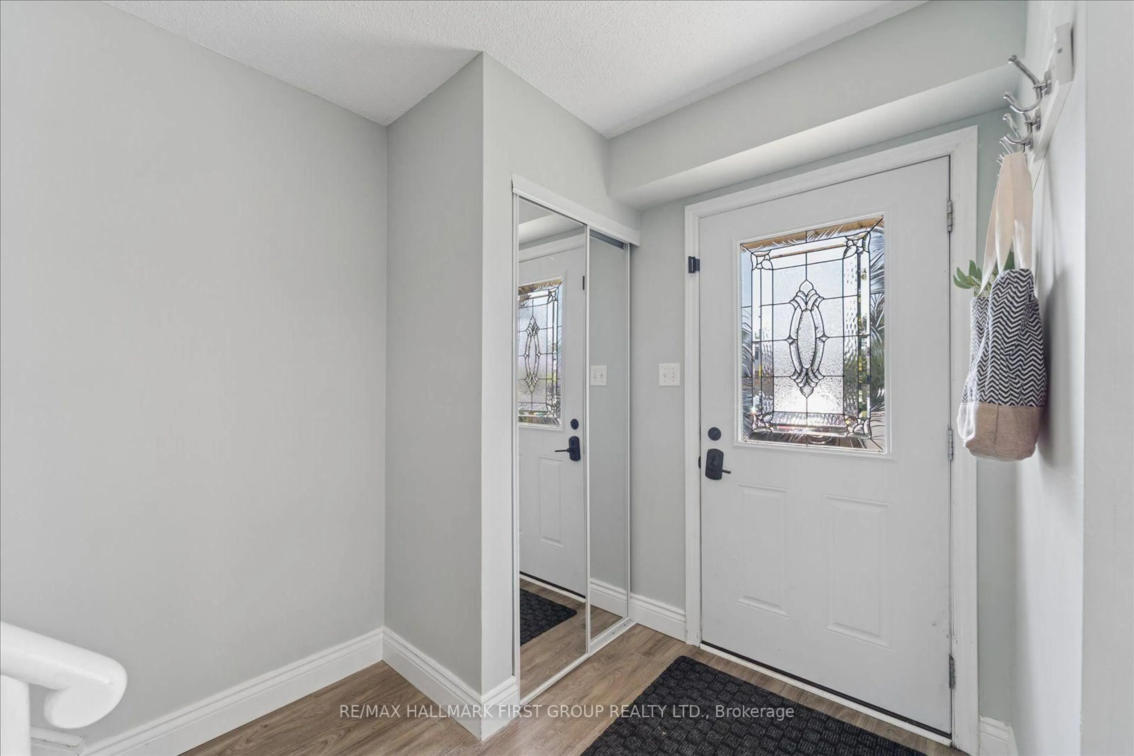 Indoor entryway for 1179 Oxford St, Oshawa Ontario L1J 3W4