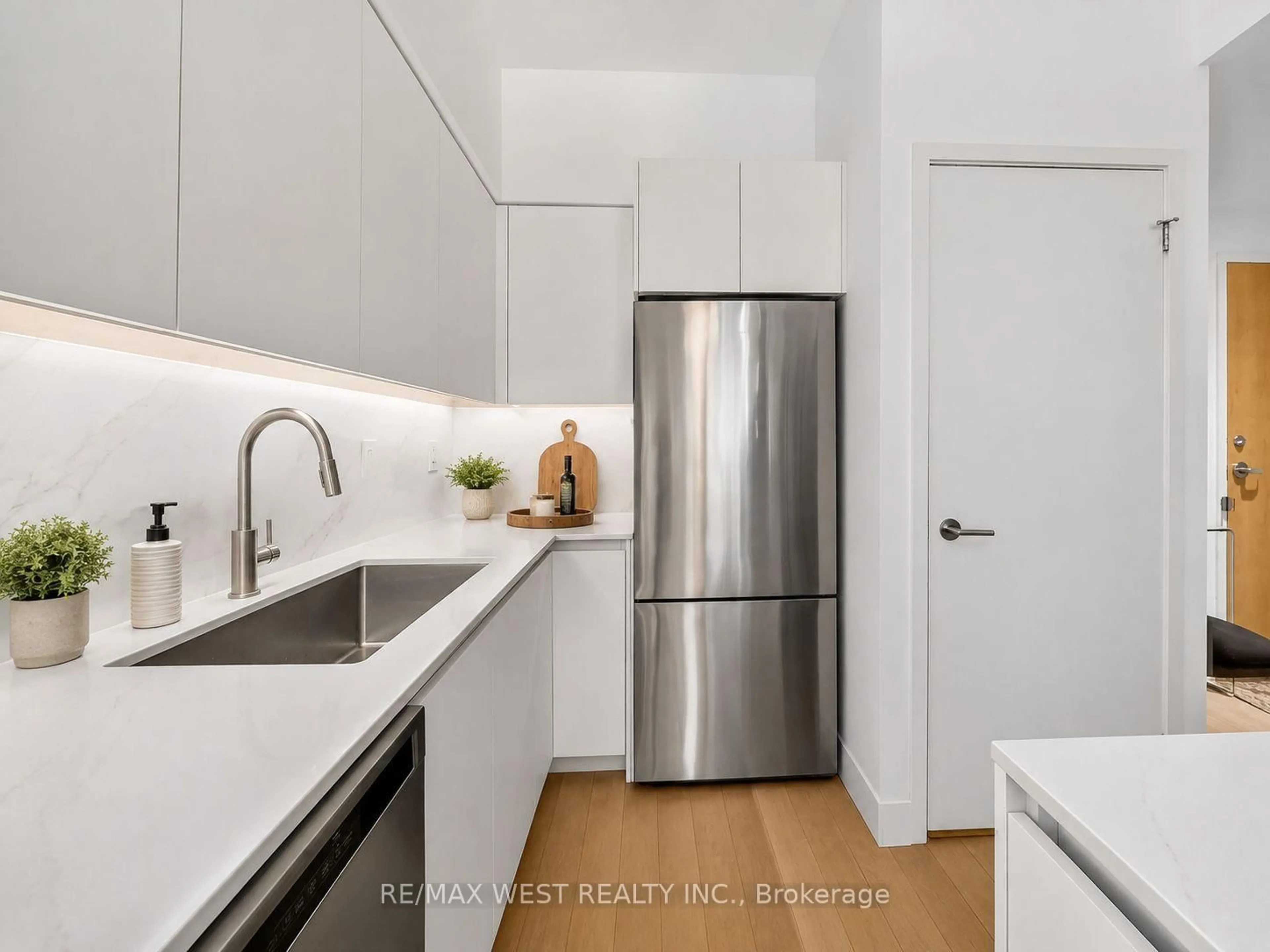 Unknown for 601 Kingston Rd #215, Toronto Ontario M4E 1R3