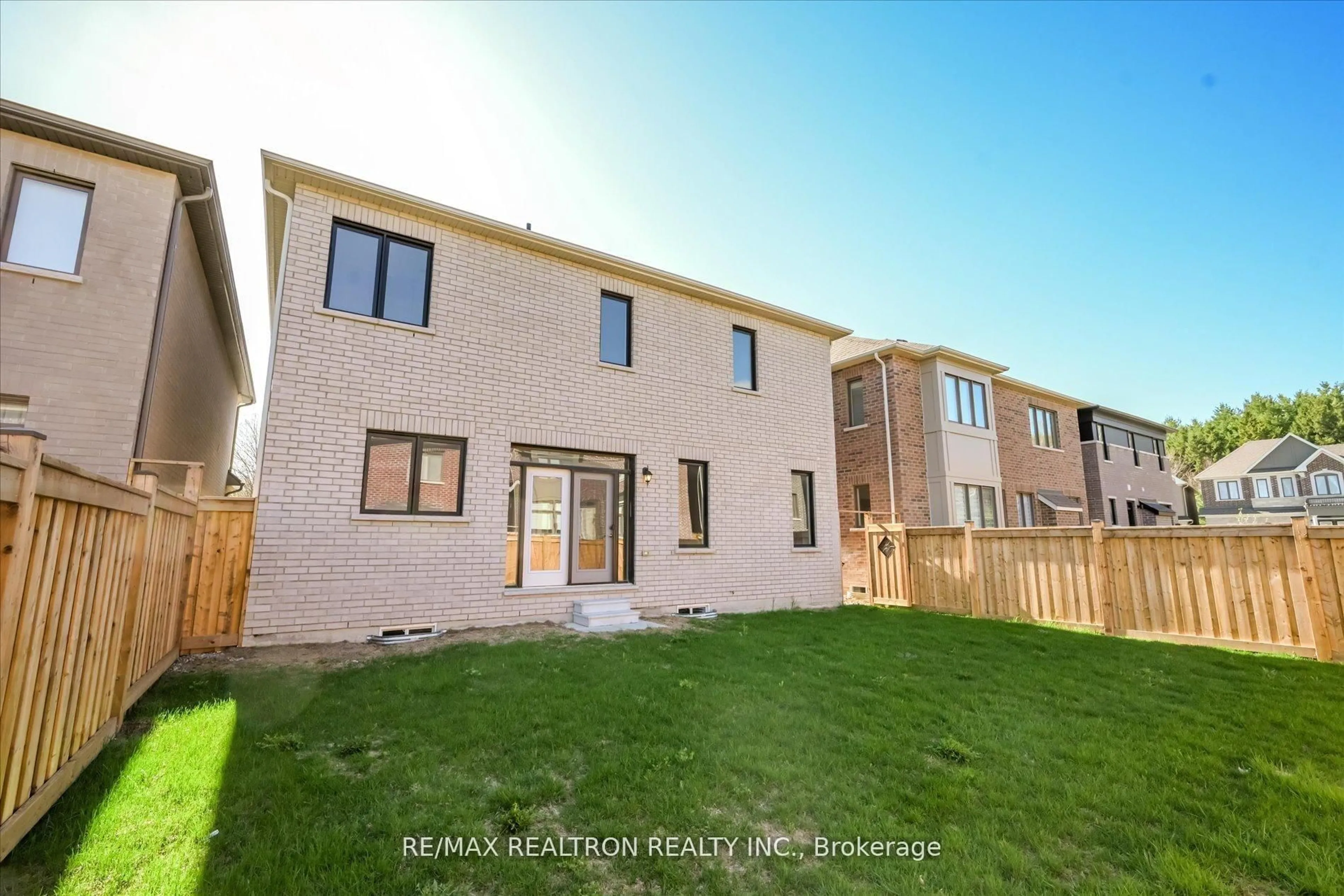 A pic from outside/outdoor area/front of a property/back of a property/a pic from drone, street for 2858 Foxden Sq, Pickering Ontario L1X 0N9
