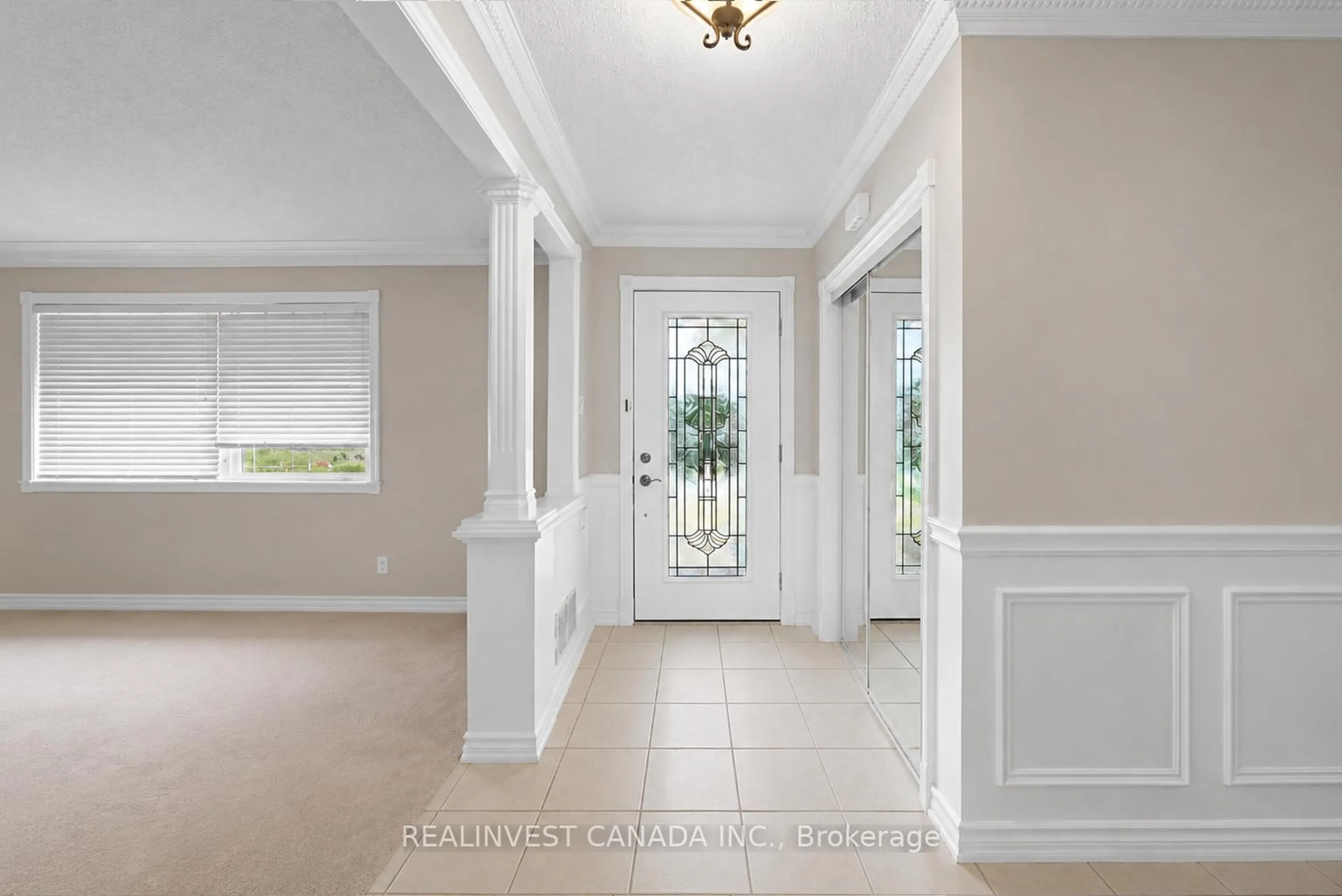 Indoor entryway for 918 Pinecrest Rd, Oshawa Ontario L1K 2B2