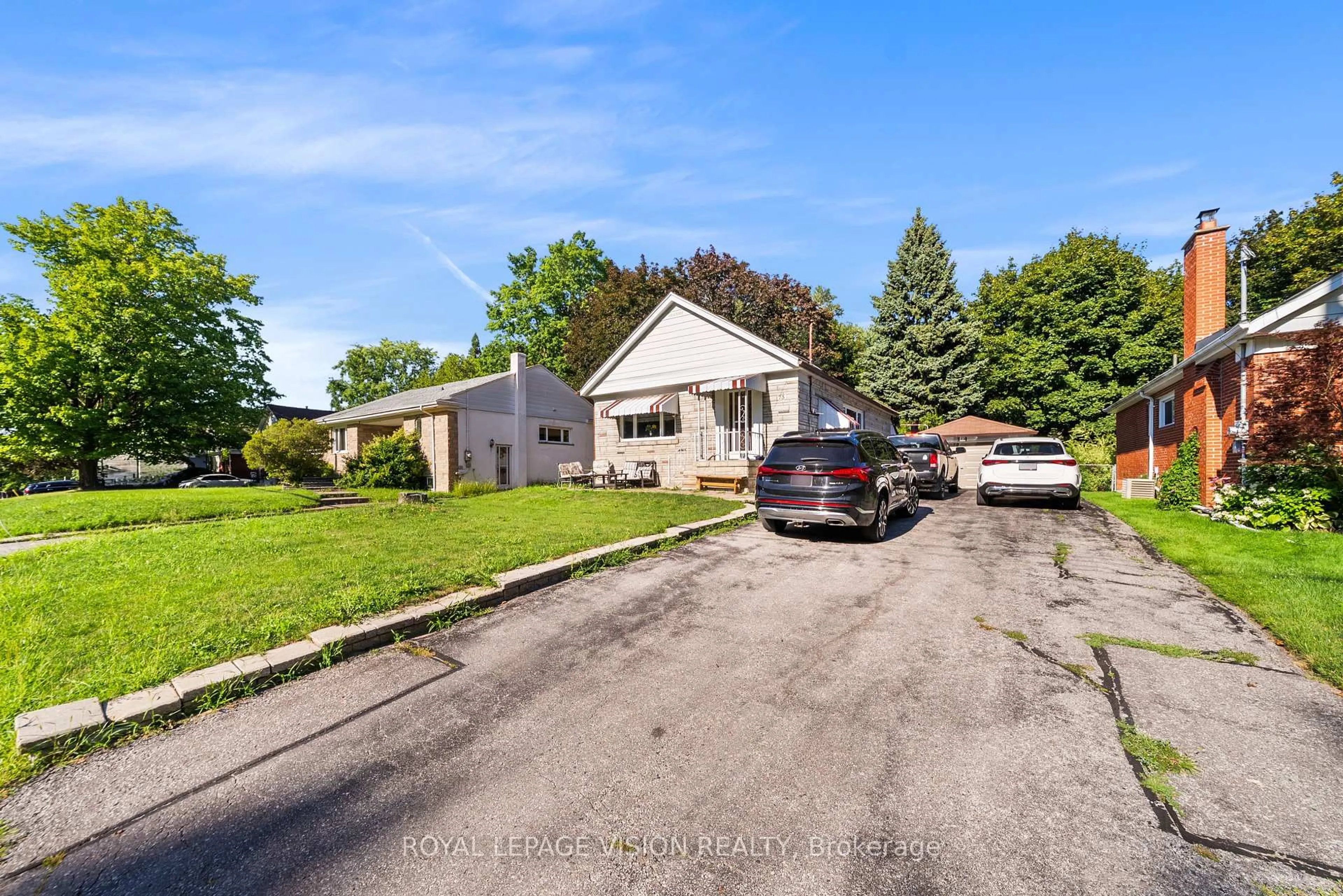 A pic from outside/outdoor area/front of a property/back of a property/a pic from drone, street for 73 Mccowan Rd, Toronto Ontario M1M 3M3