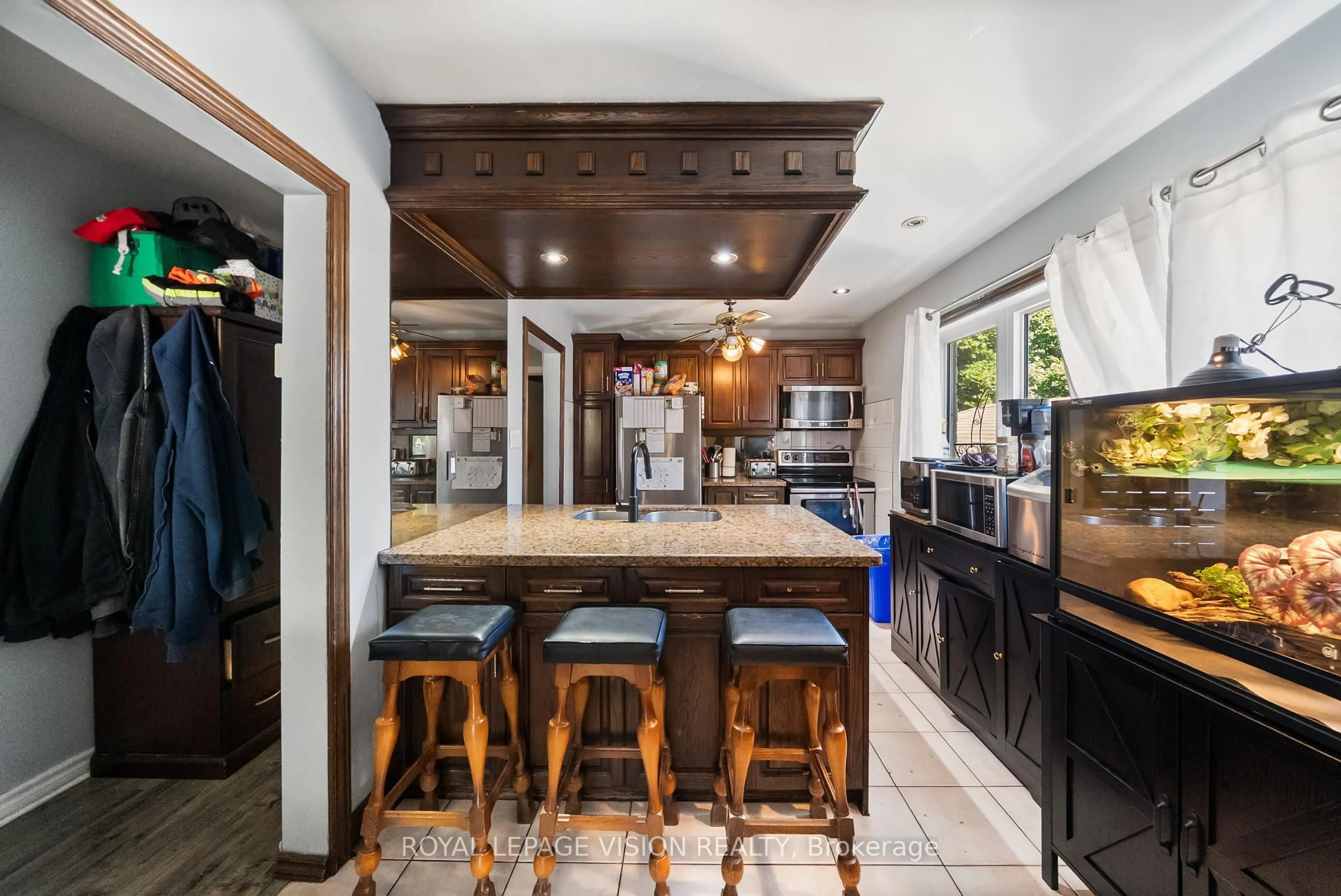 Open concept kitchen, ceramic/tile floor for 73 Mccowan Rd, Toronto Ontario M1M 3M3