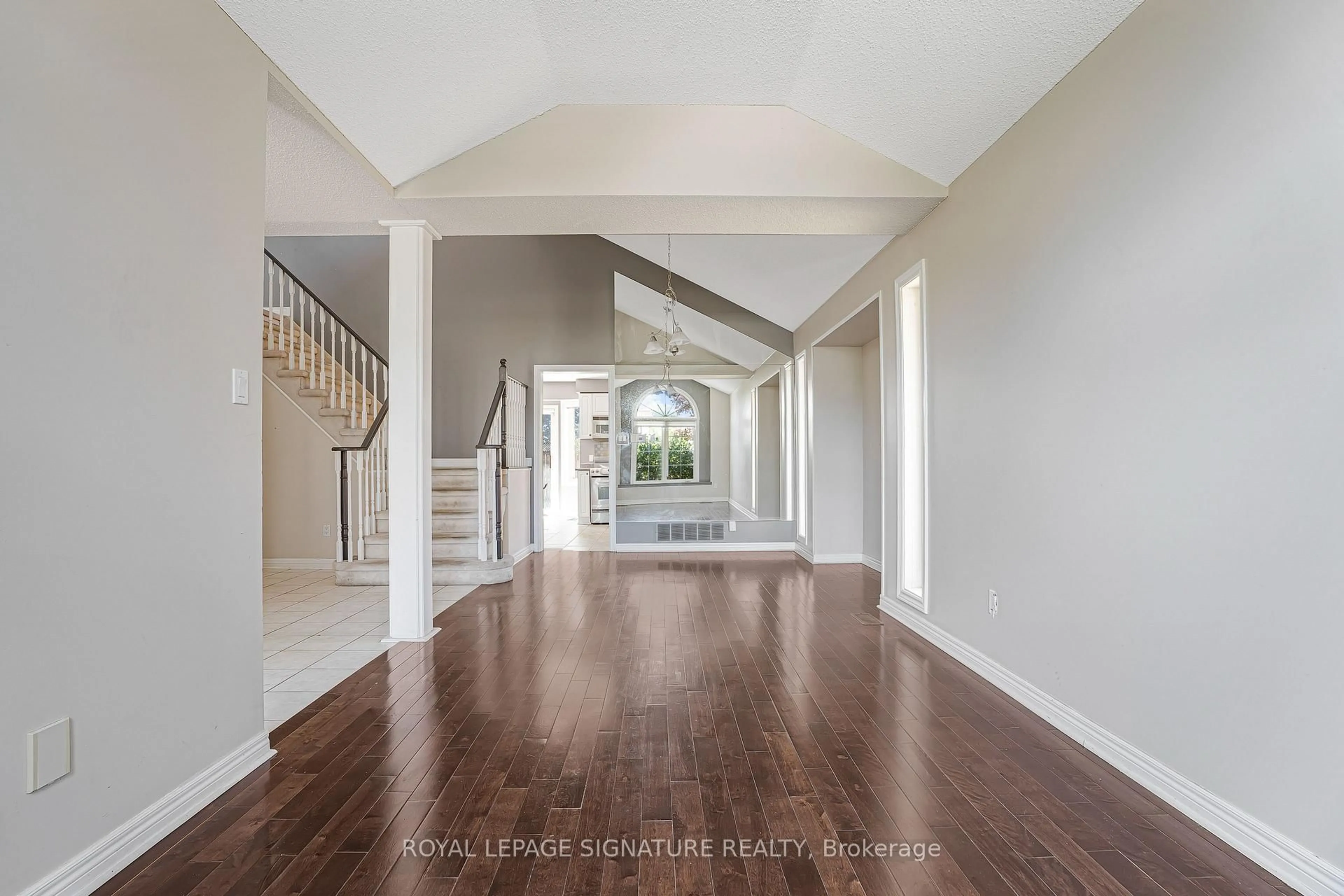Indoor entryway for 94 Niagara Dr, Oshawa Ontario L1G 8A5