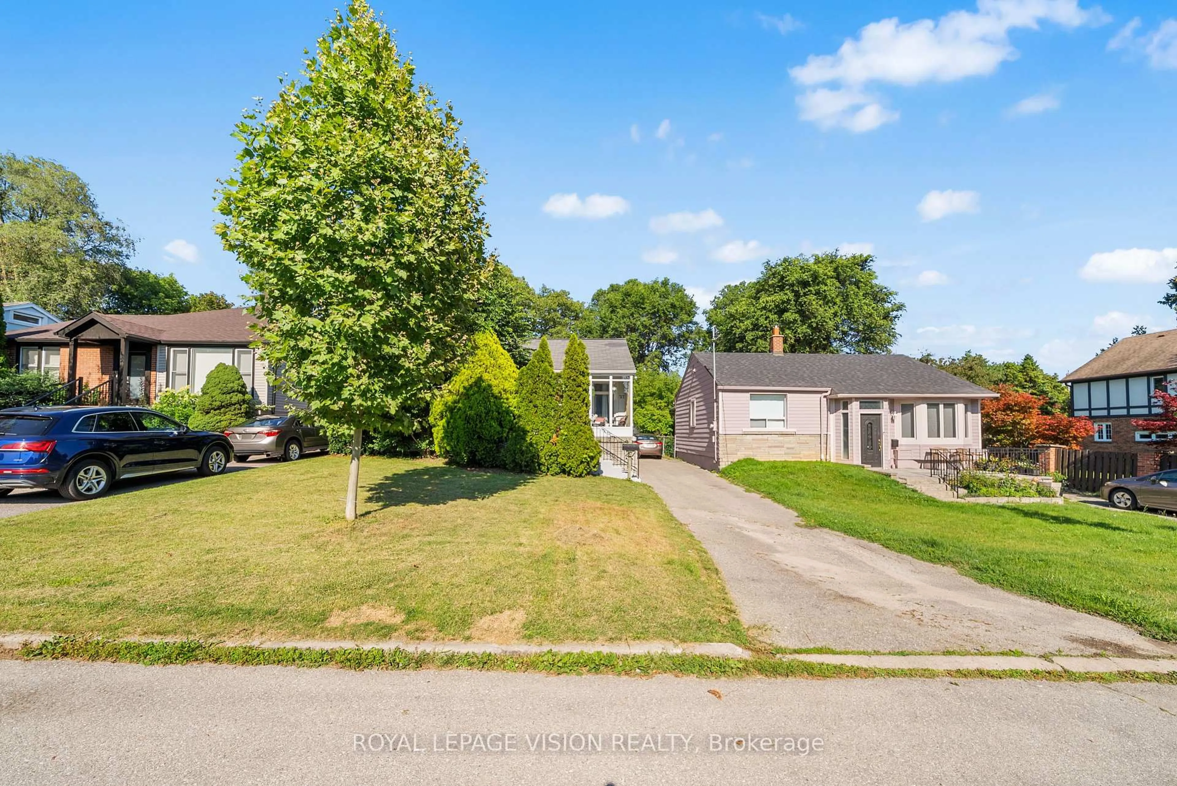 A pic from outside/outdoor area/front of a property/back of a property/a pic from drone, street for 27 Eastville Ave, Toronto Ontario M1M 2N6