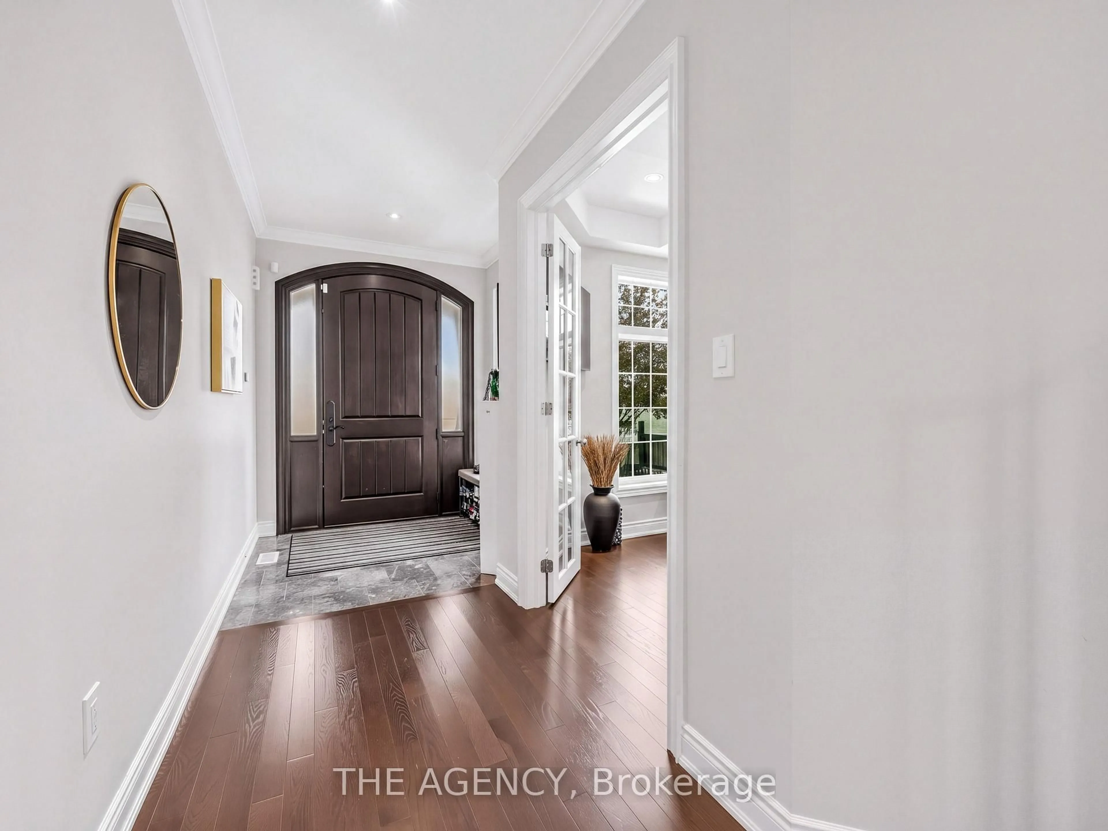 Indoor entryway for 576 Oakwood Dr, Pickering Ontario L1W 2W7