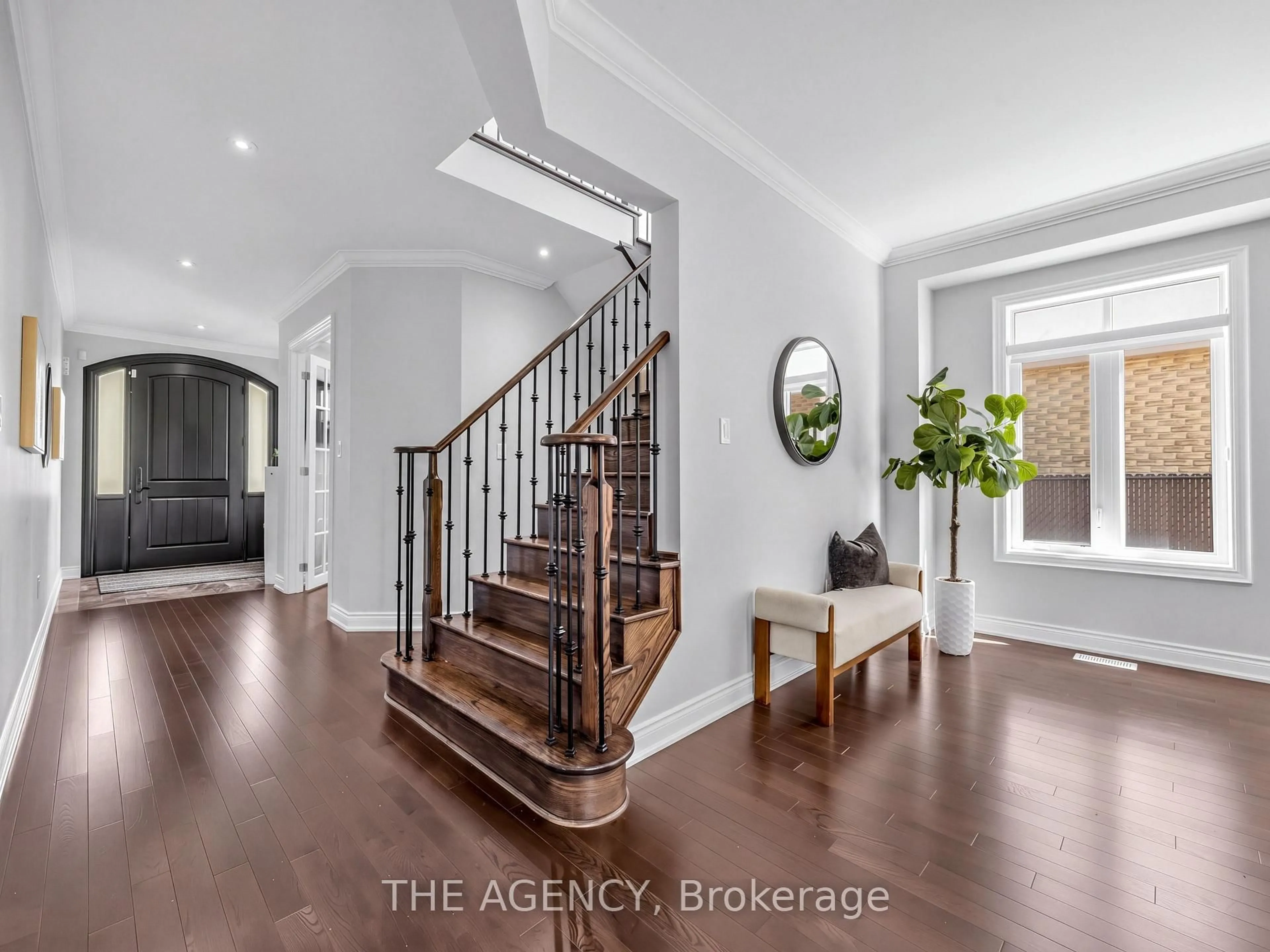 Indoor entryway for 576 Oakwood Dr, Pickering Ontario L1W 2W7