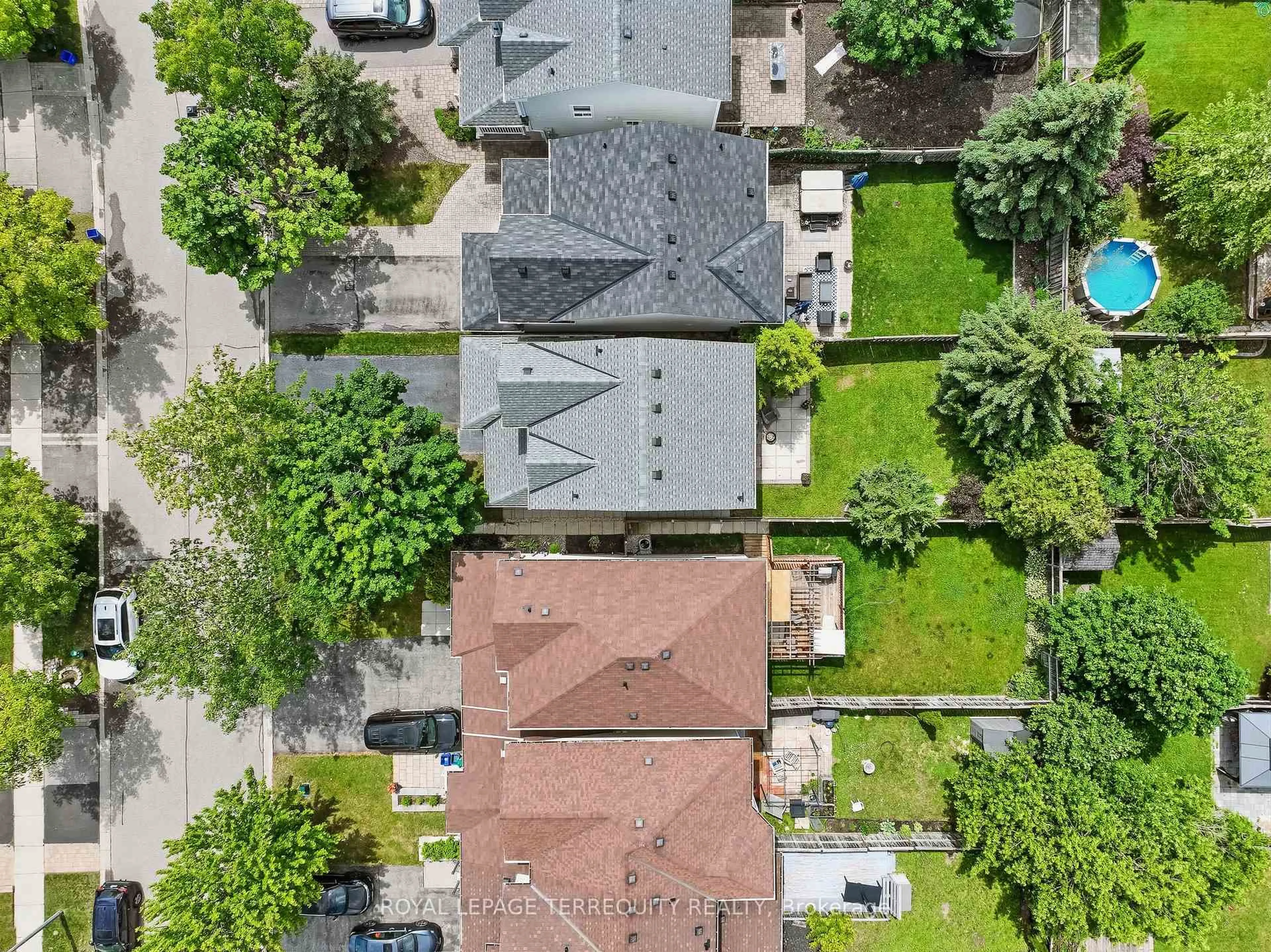 A pic from outside/outdoor area/front of a property/back of a property/a pic from drone, street for 8 Sinden Dr, Whitby Ontario L1M 2B8