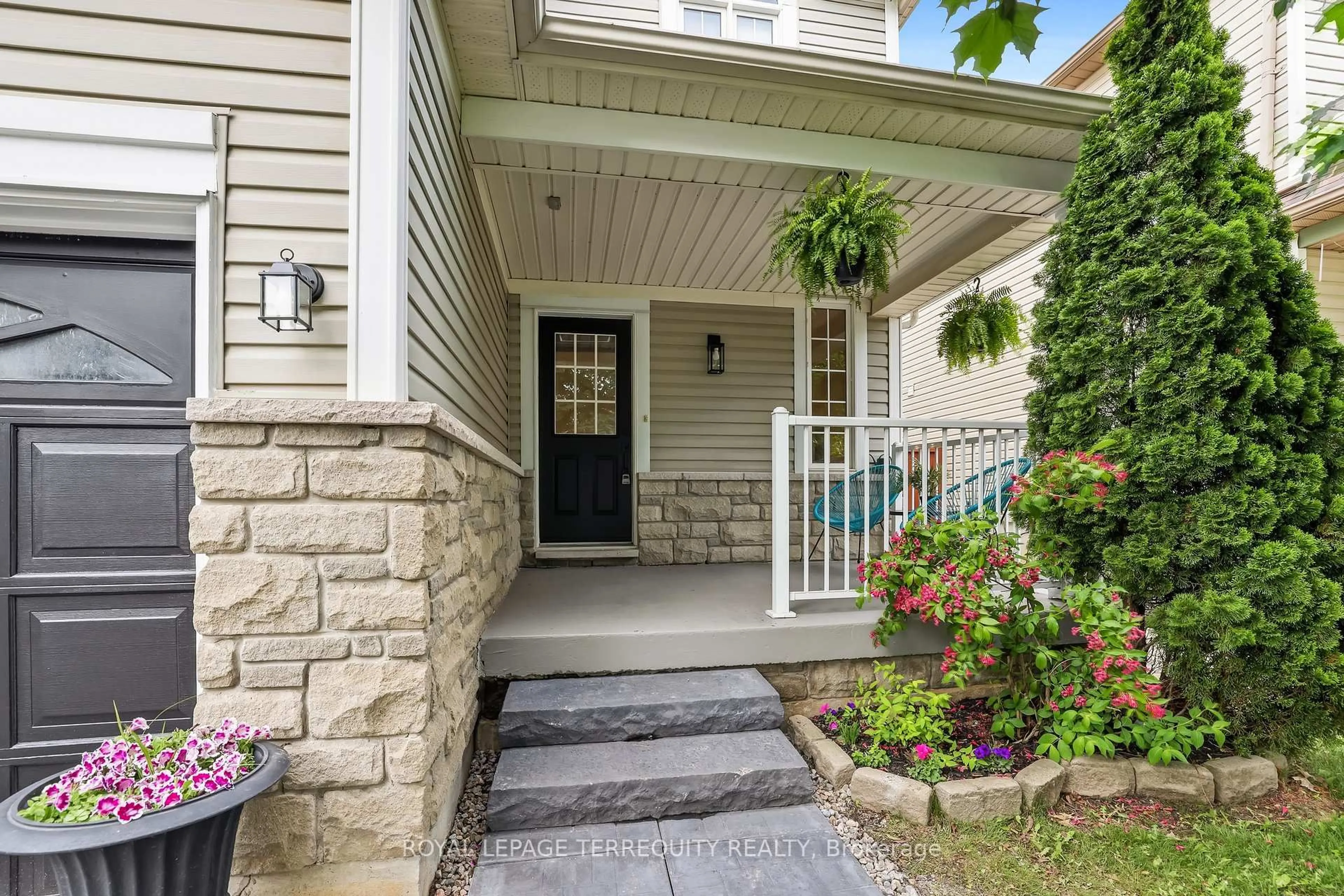 Indoor entryway for 8 Sinden Dr, Whitby Ontario L1M 2B8
