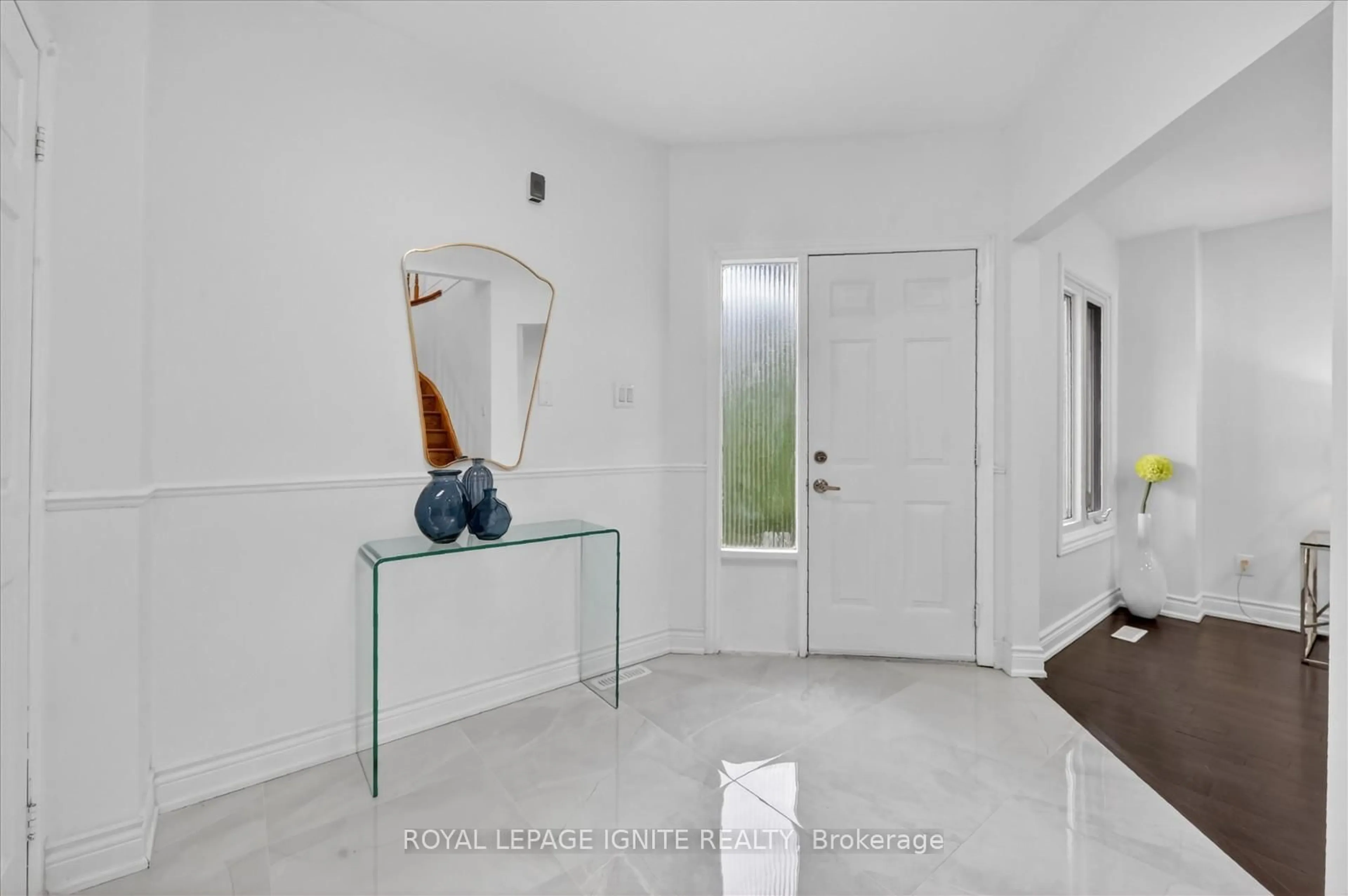 Indoor entryway for 205 Hupfield Tr, Toronto Ontario M1B 4N9