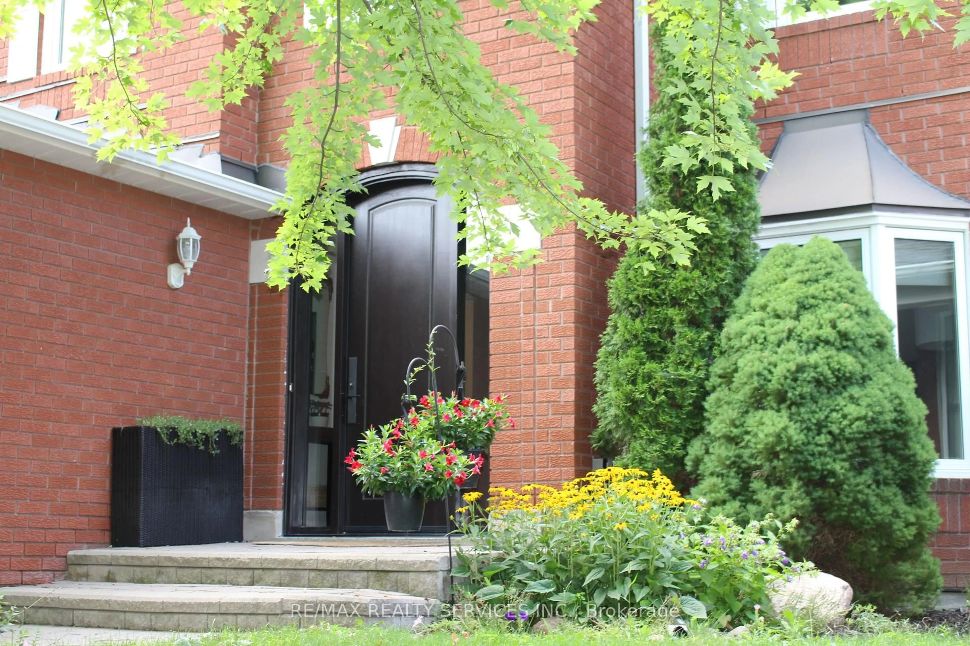 Unknown for 9 Pogson Dr, Whitby Ontario L1R 2J1