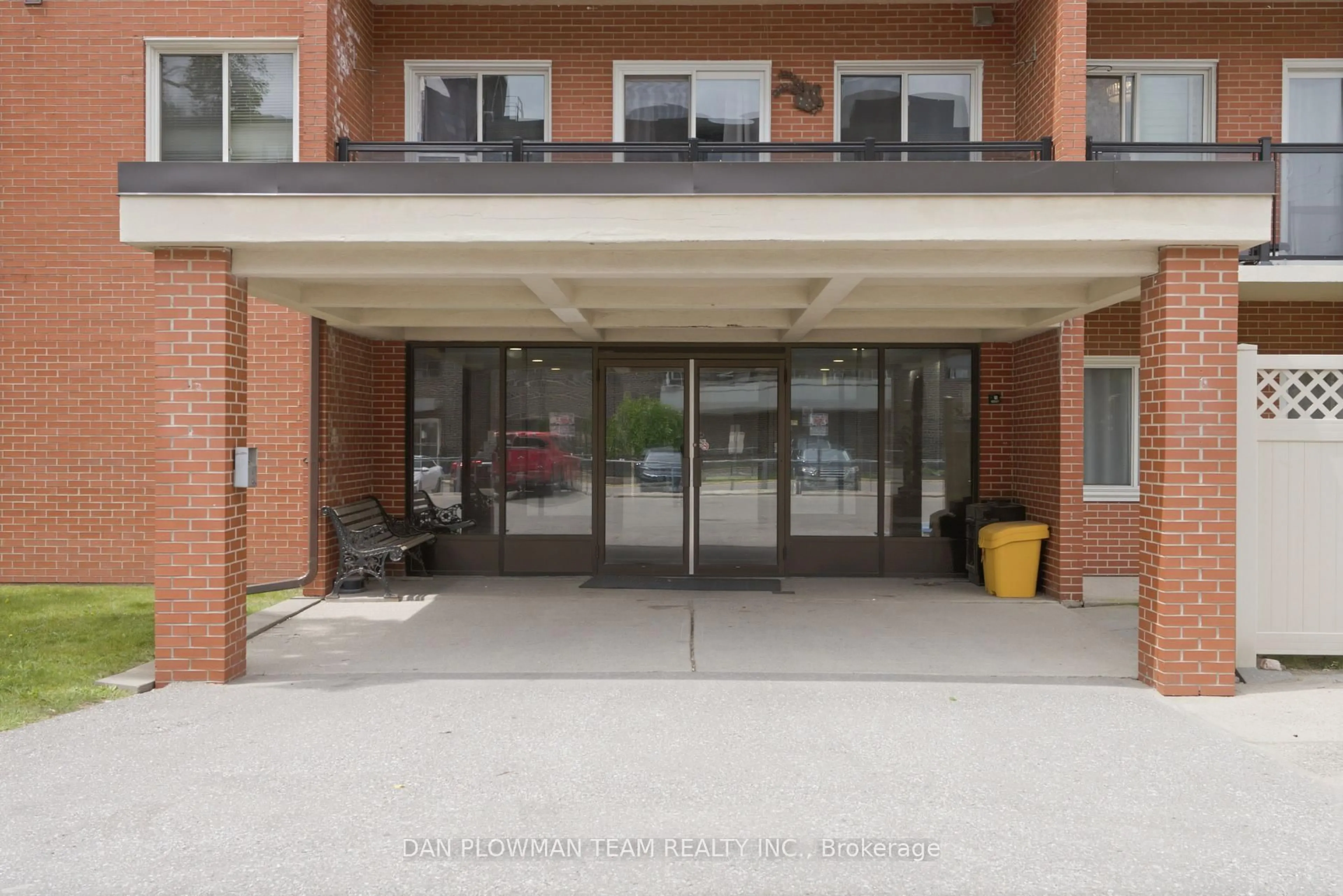 Indoor foyer for 131 Taunton Rd #204, Oshawa Ontario L1G 3T8