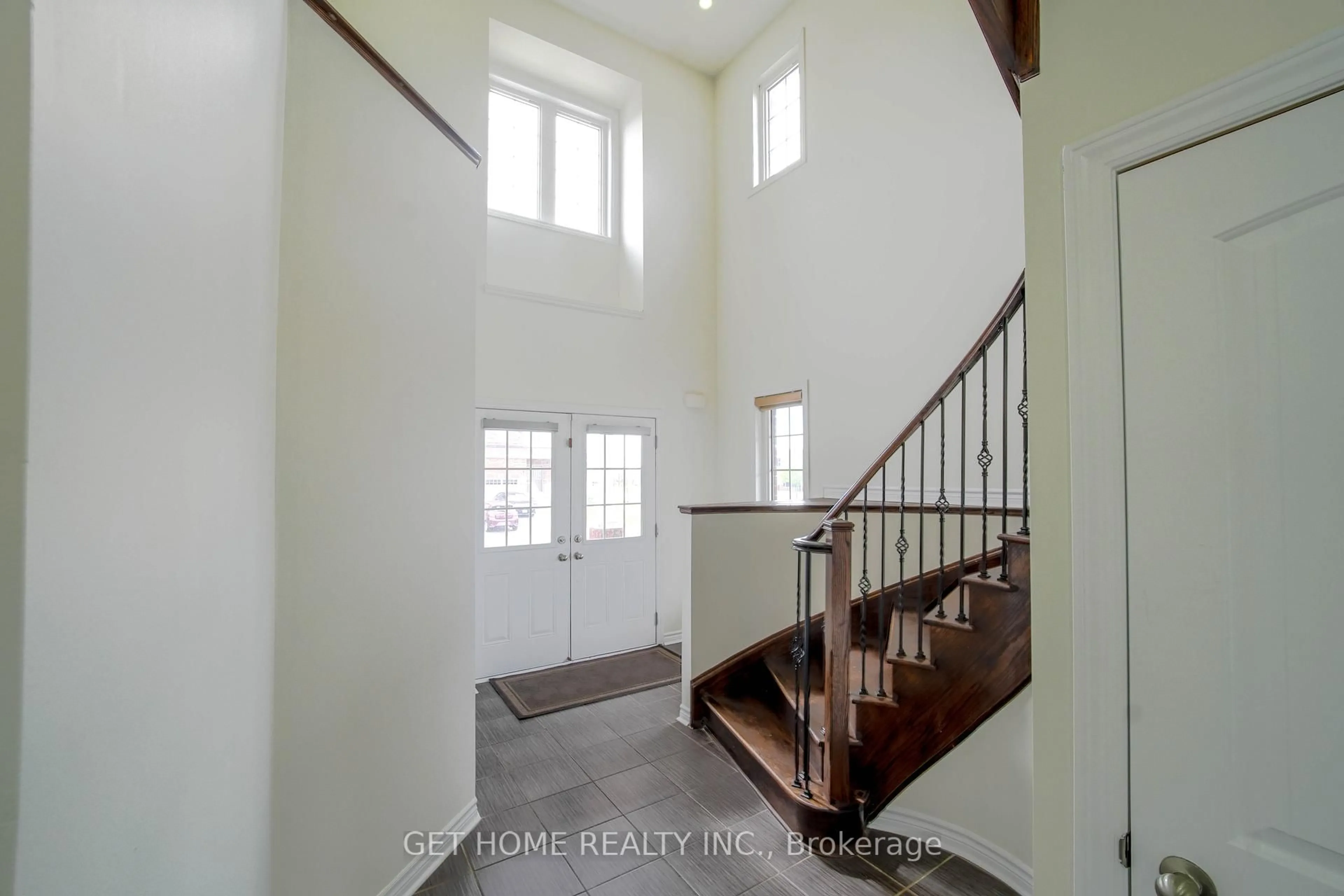 Indoor foyer for 1809 Jack Glen St, Oshawa Ontario L1K 0W3