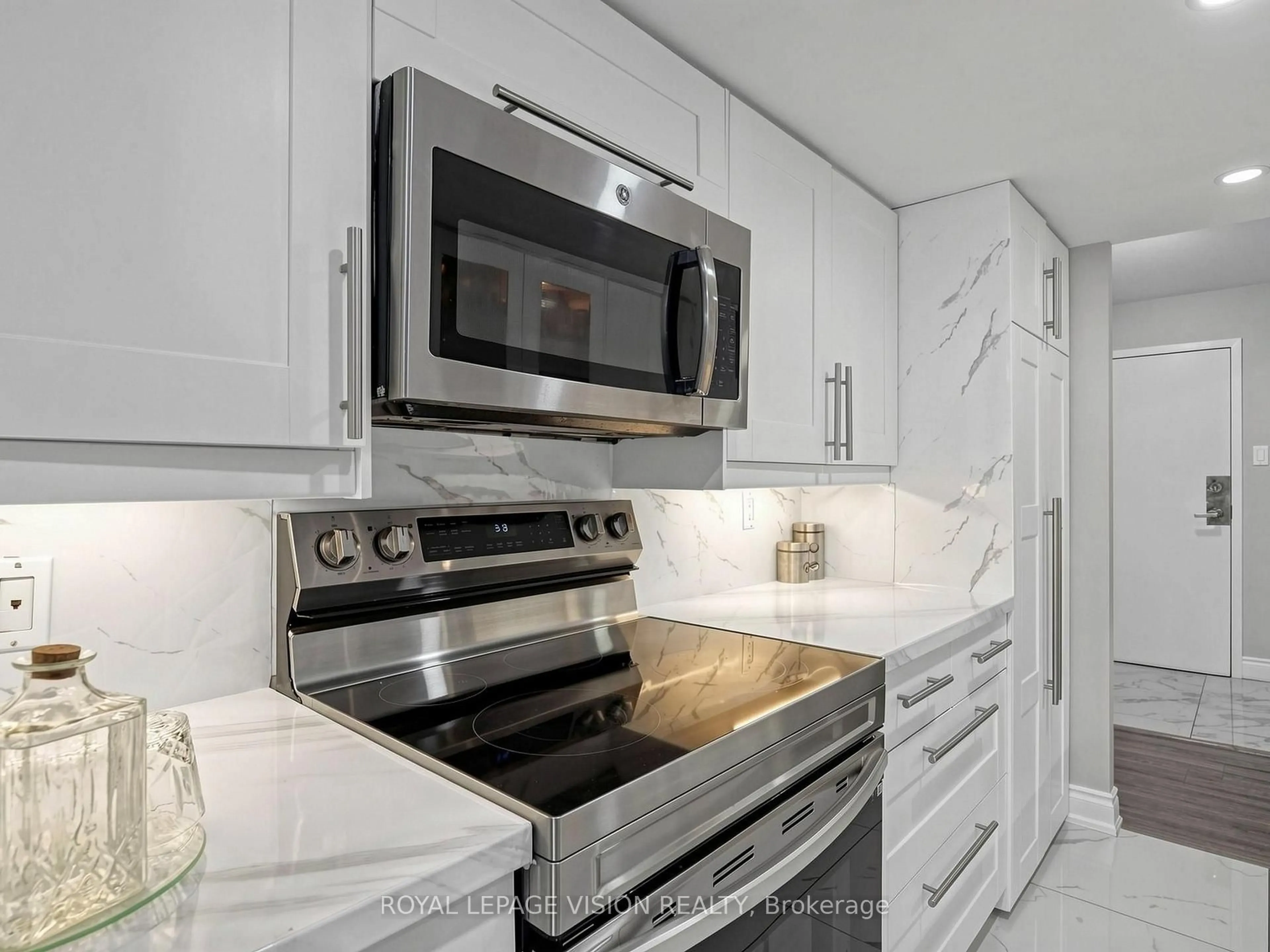 Standard kitchen, ceramic/tile floor for 11753 Sheppard Ave #419, Toronto Ontario M1B 5M3