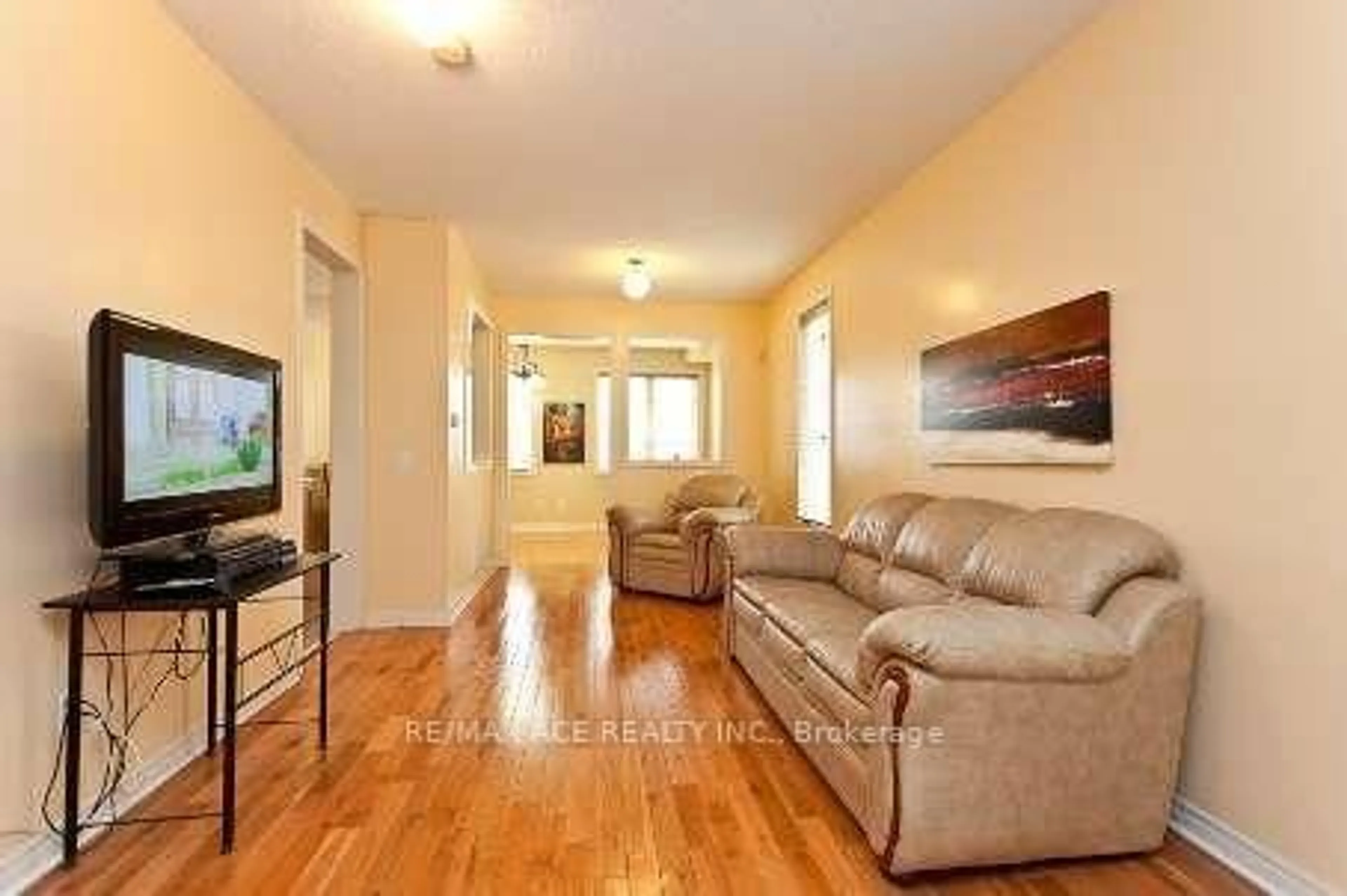 Living room with furniture, wood/laminate floor for 74 Mourning Dove Cres, Toronto Ontario M1B 6A8