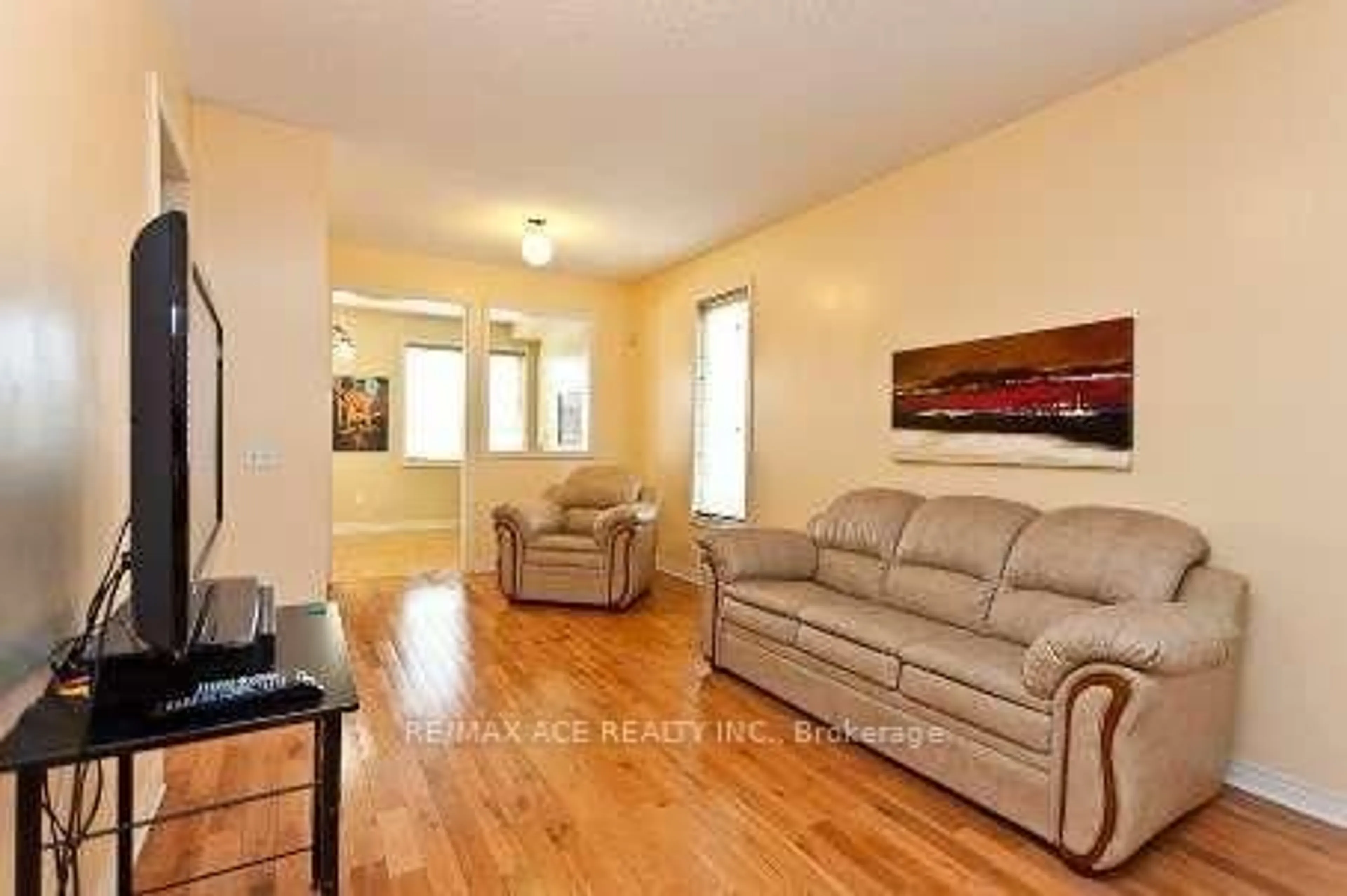 Living room with furniture, wood/laminate floor for 74 Mourning Dove Cres, Toronto Ontario M1B 6A8