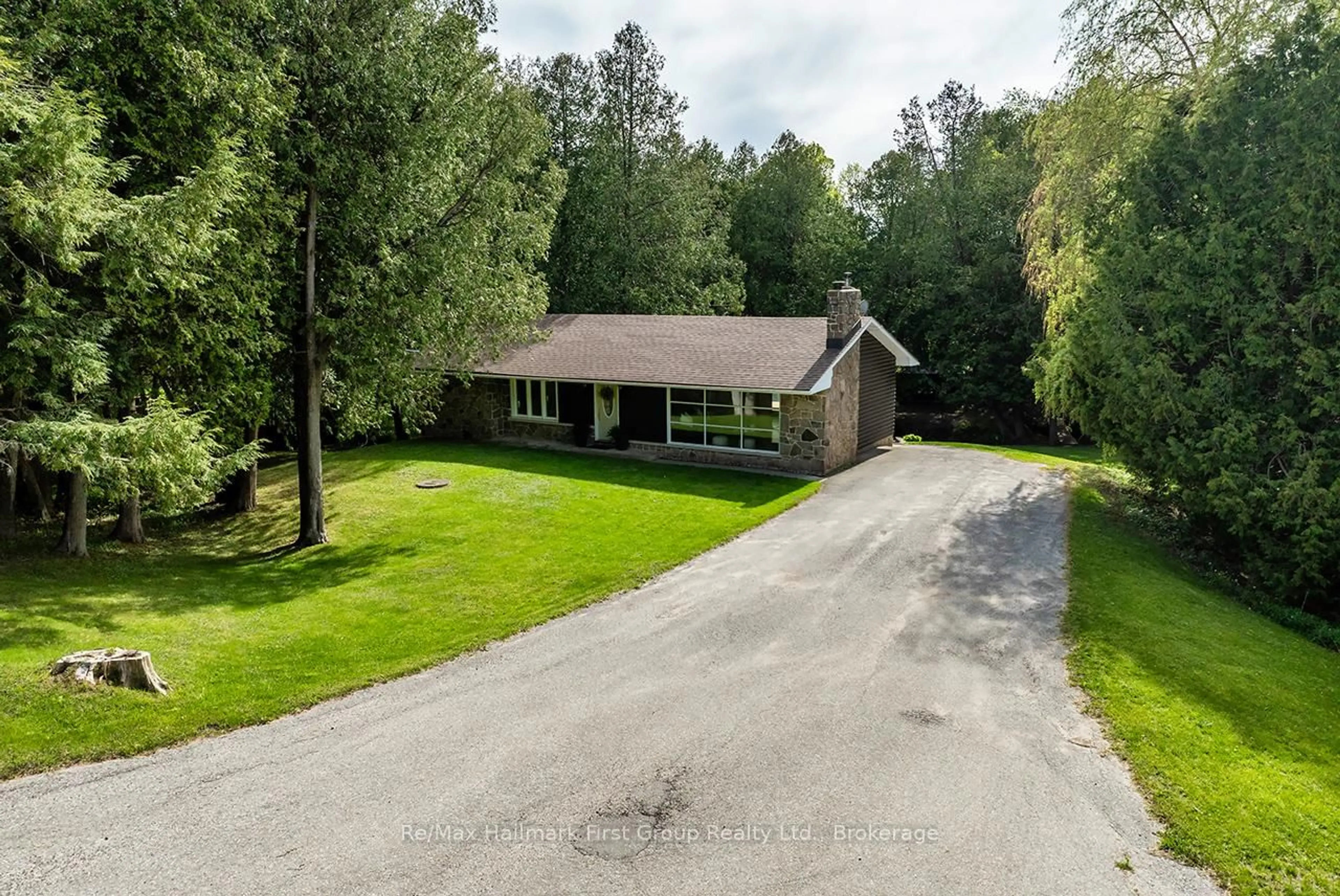 A pic from outside/outdoor area/front of a property/back of a property/a pic from drone, unknown for 4818 Thornton Rd, Oshawa Ontario L1H 0T4