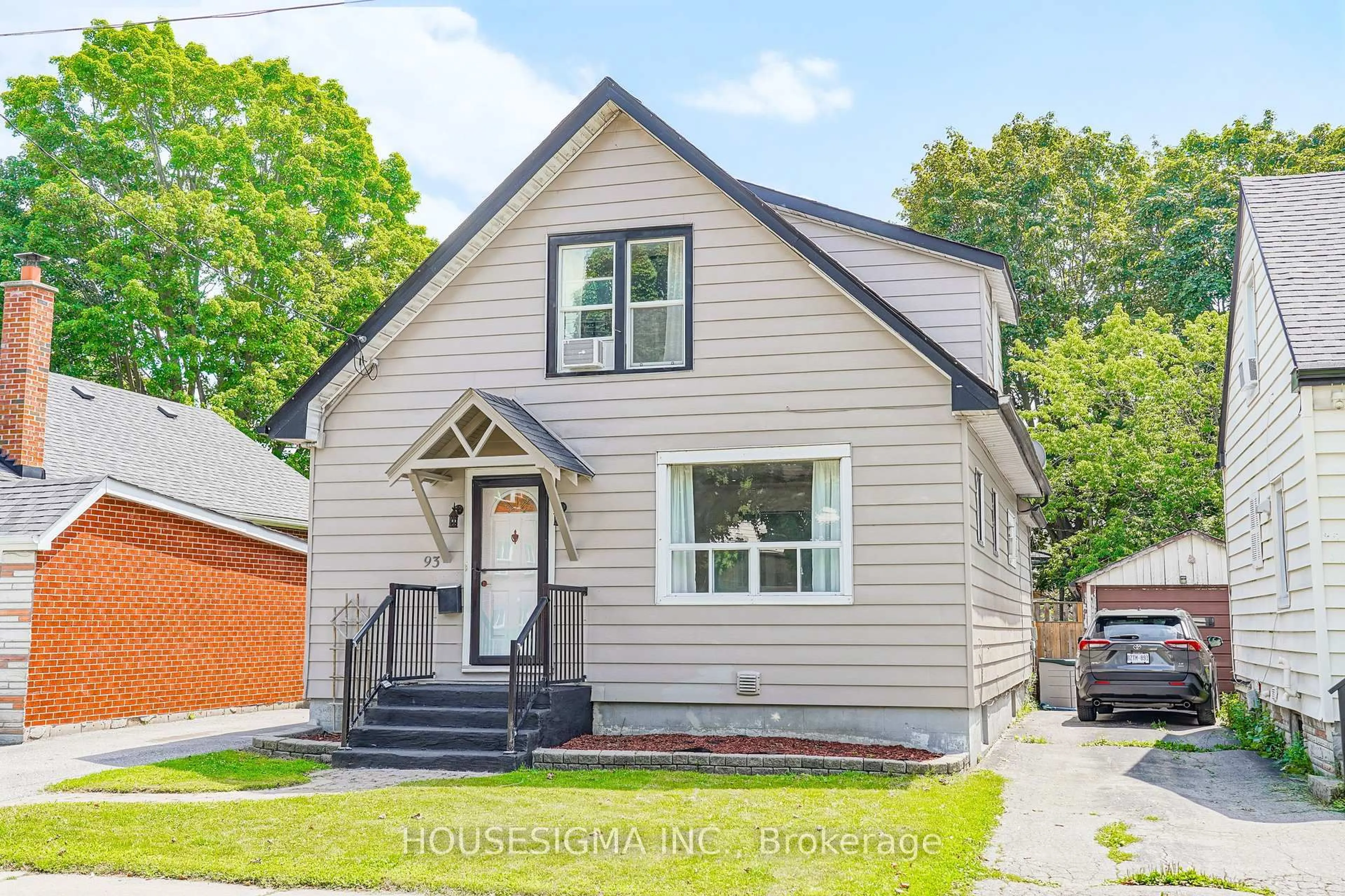 Home with vinyl exterior material, street for 93 Brock St, Oshawa Ontario L1G 1R7