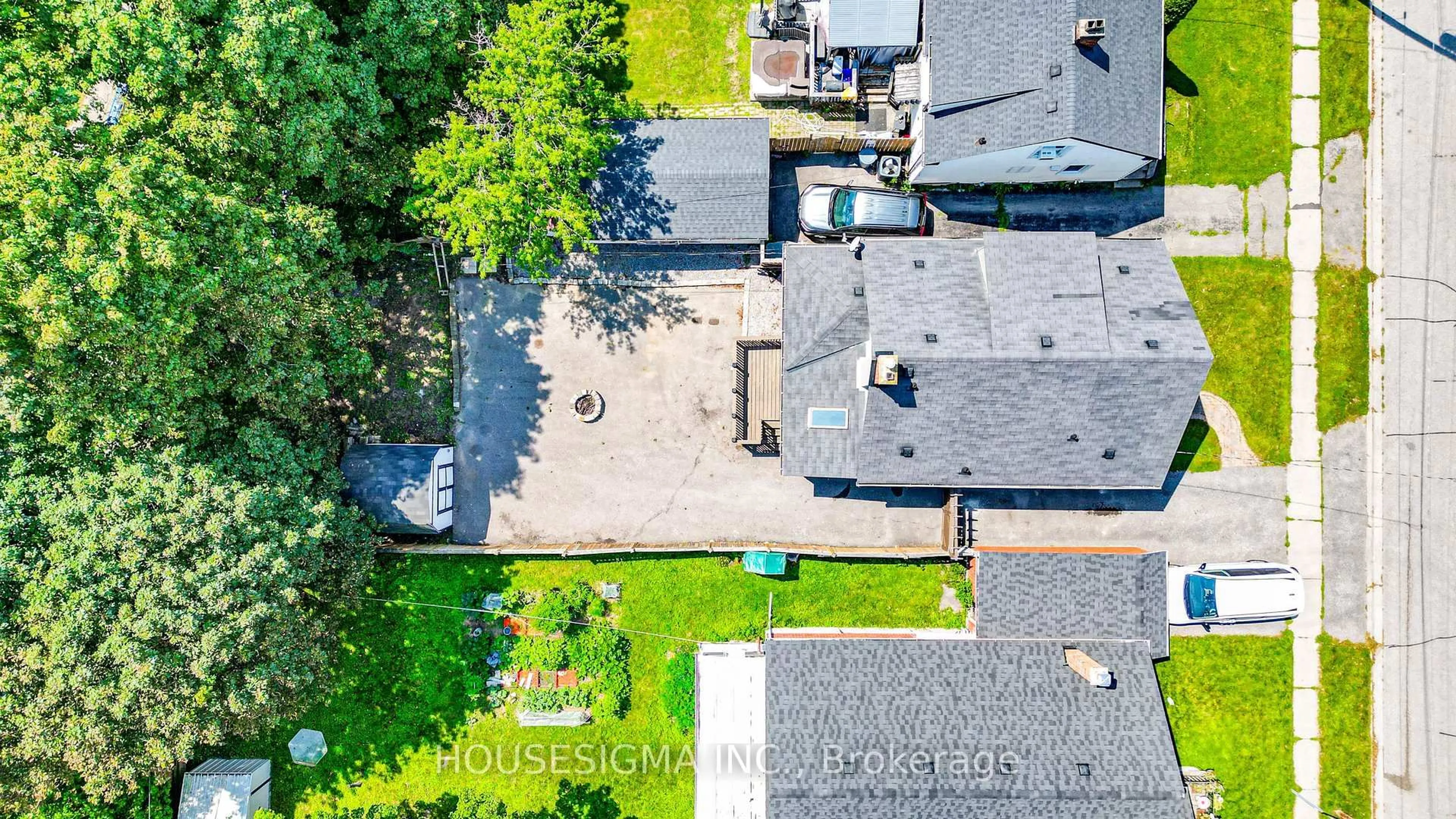 A pic from outside/outdoor area/front of a property/back of a property/a pic from drone, street for 93 Brock St, Oshawa Ontario L1G 1R7