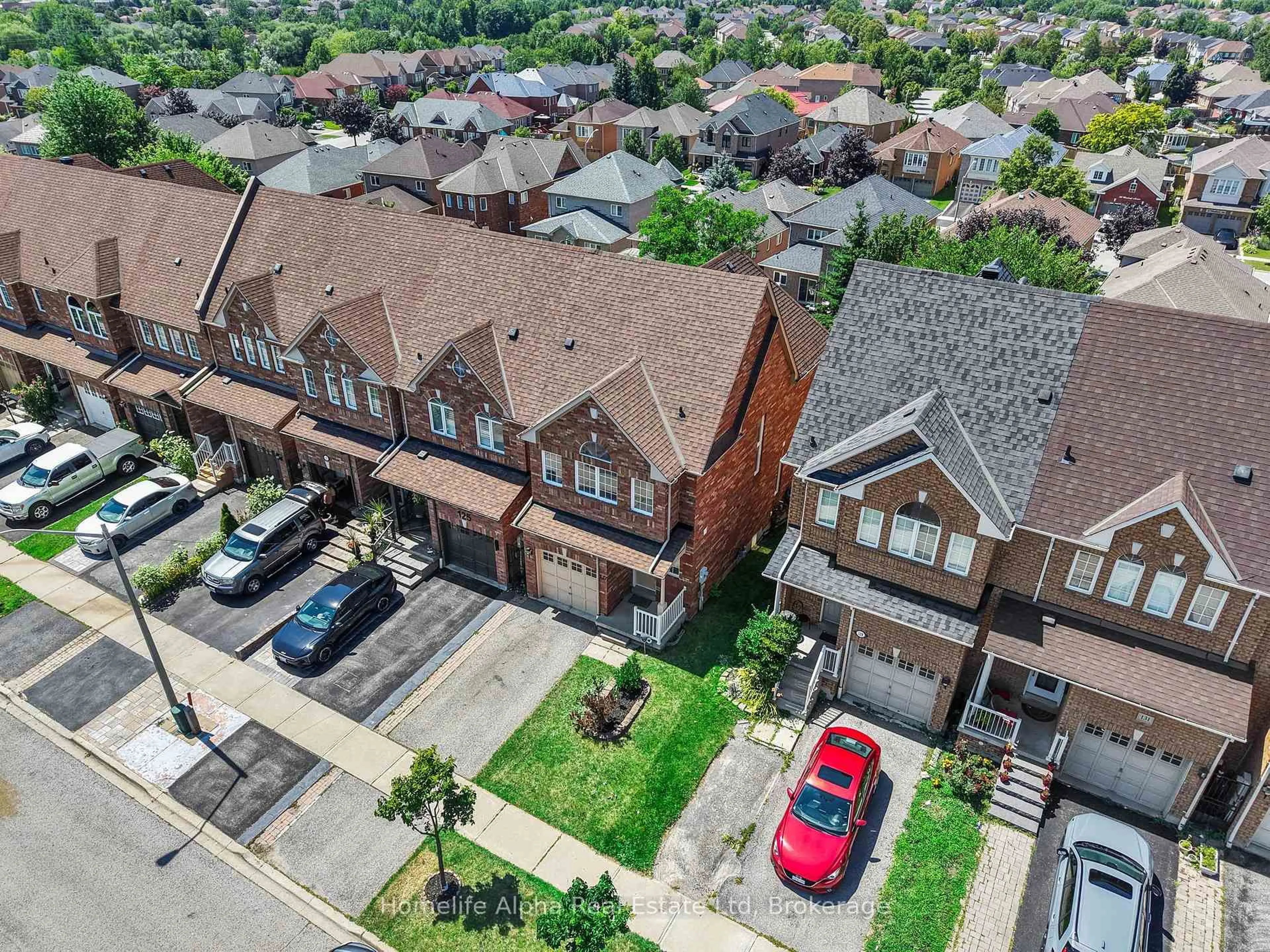A pic from outside/outdoor area/front of a property/back of a property/a pic from drone, street for 127 Dooley Cres, Ajax Ontario L1T 4J3