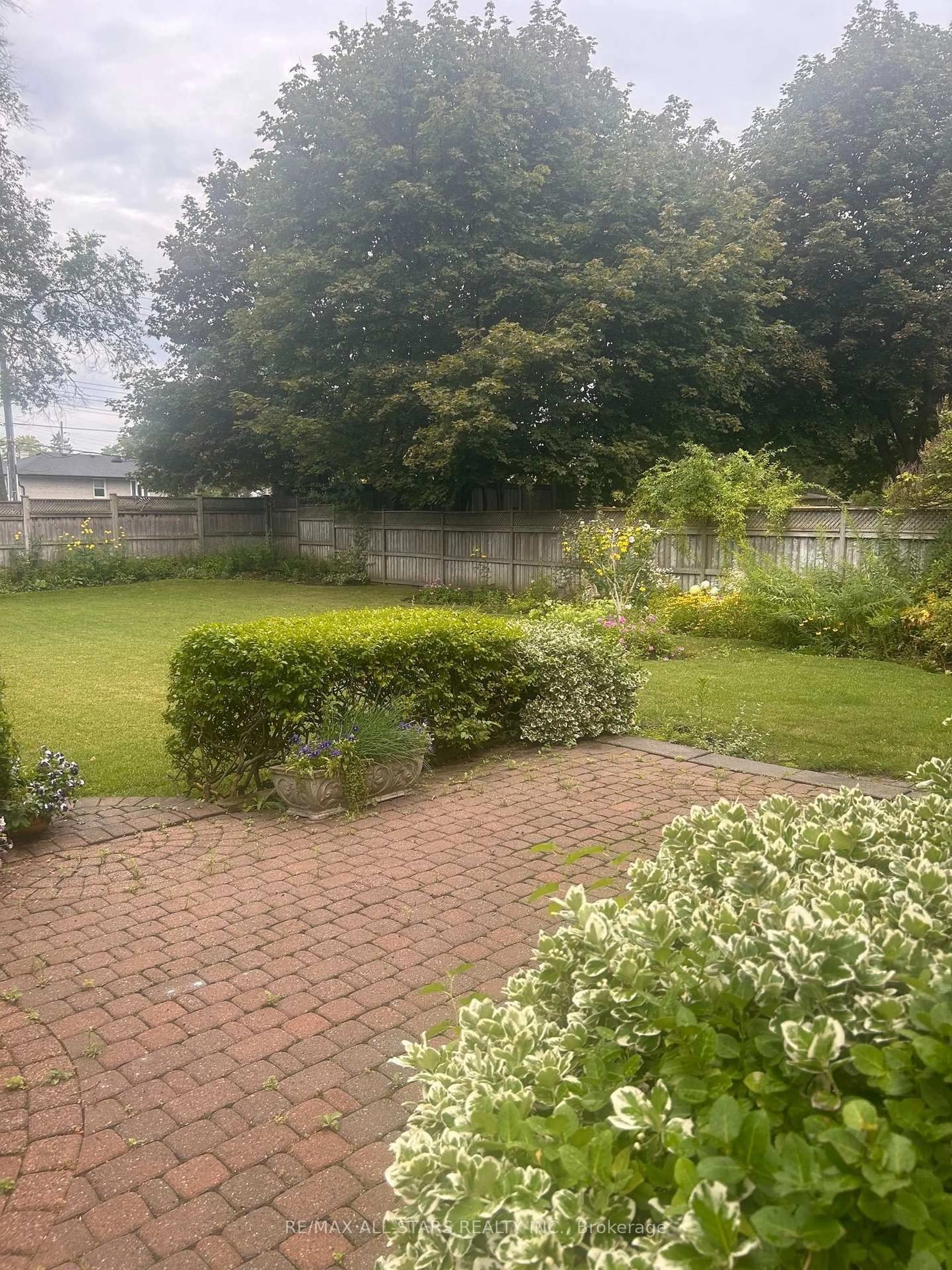 A pic from outside/outdoor area/front of a property/back of a property/a pic from drone, street for 19 portico Dr, Toronto Ontario M1G 3R4