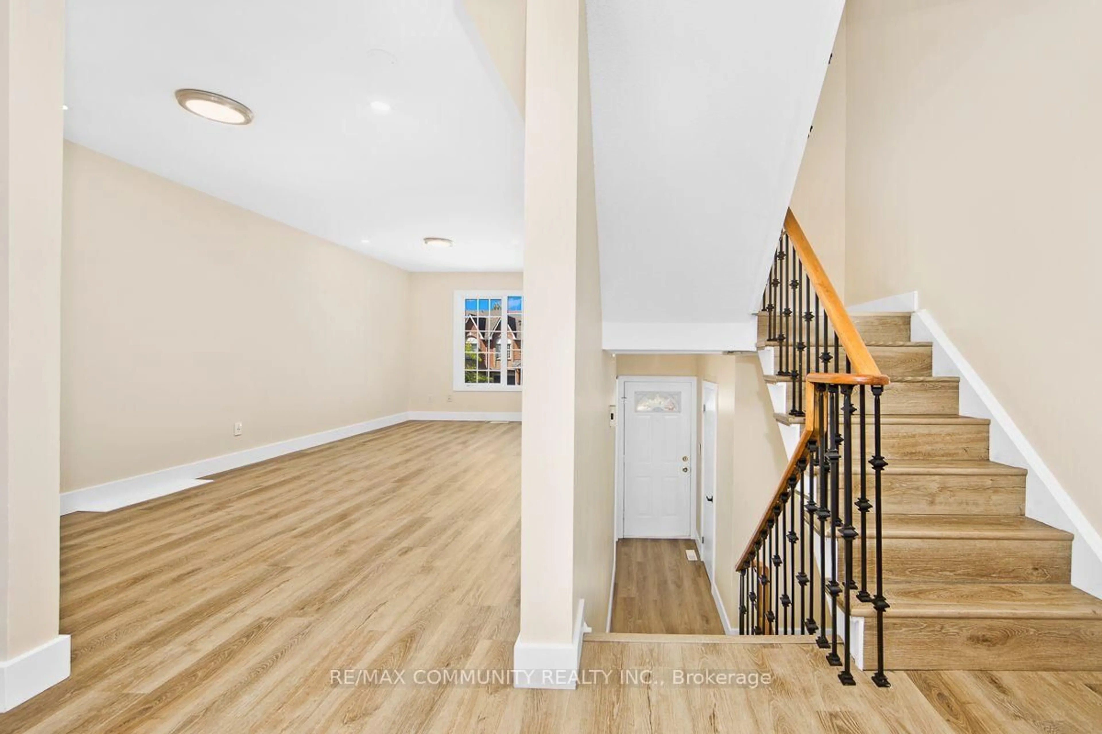 Indoor foyer for 1867 Kingston Rd #28, Pickering Ontario L1V 6G8