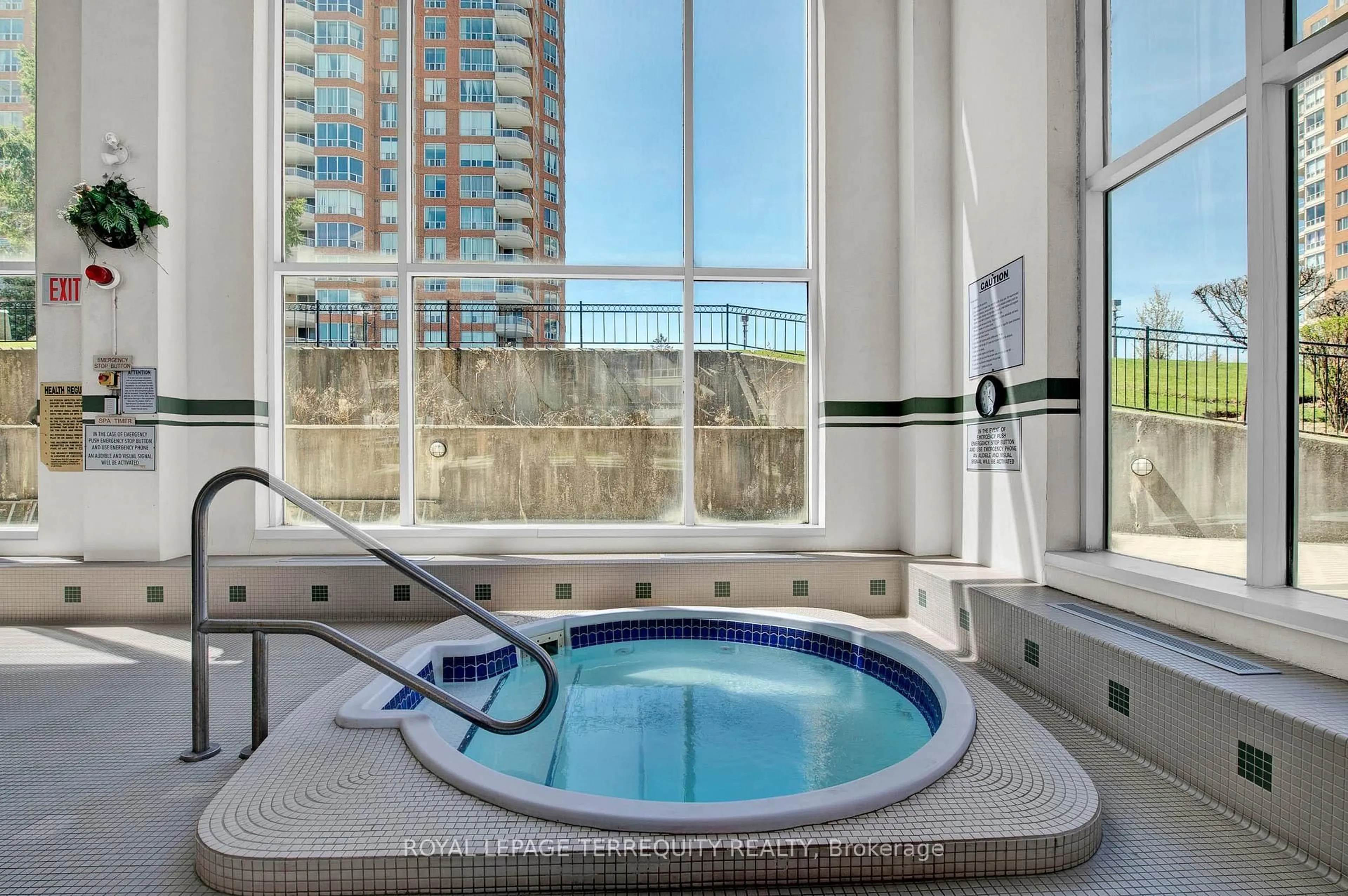 Standard bathroom, ceramic/tile floor for 400 McLevin Ave #602, Toronto Ontario M1B 5J4
