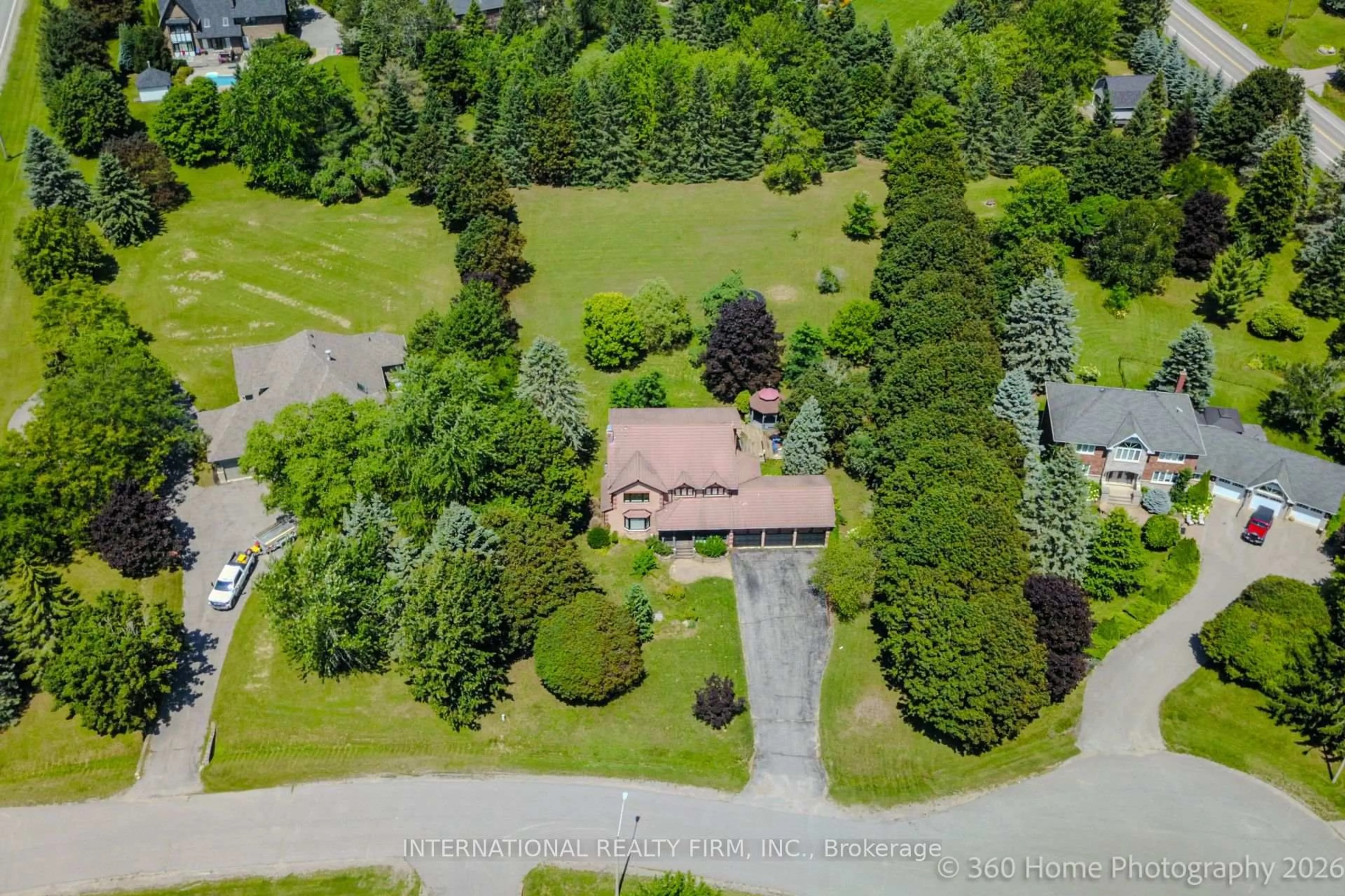 A pic from outside/outdoor area/front of a property/back of a property/a pic from drone, street for 3 Taunus Crt, Clarington Ontario L1C 4H5