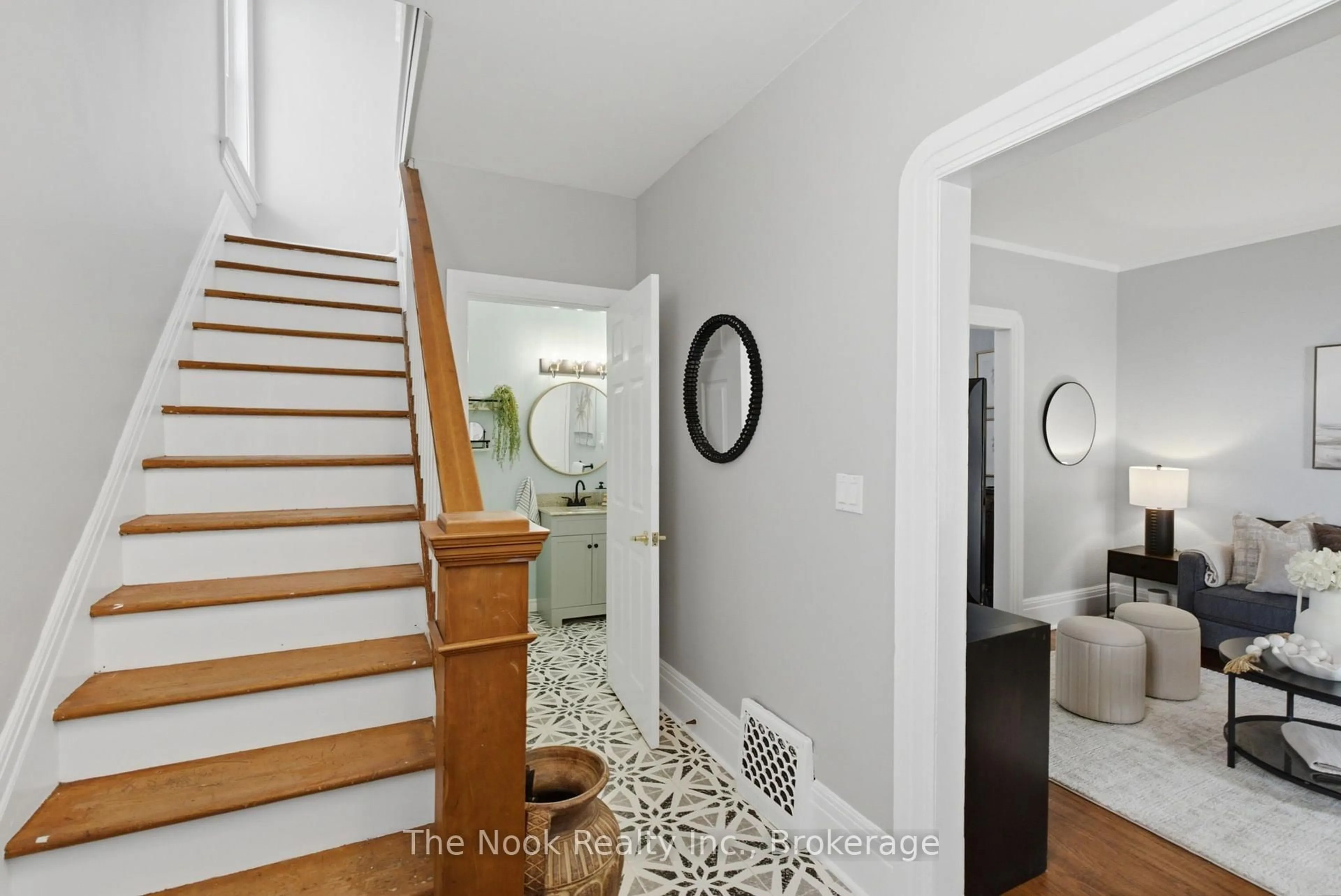 Indoor entryway for 79 Elgin St, Oshawa Ontario L1G 1S5