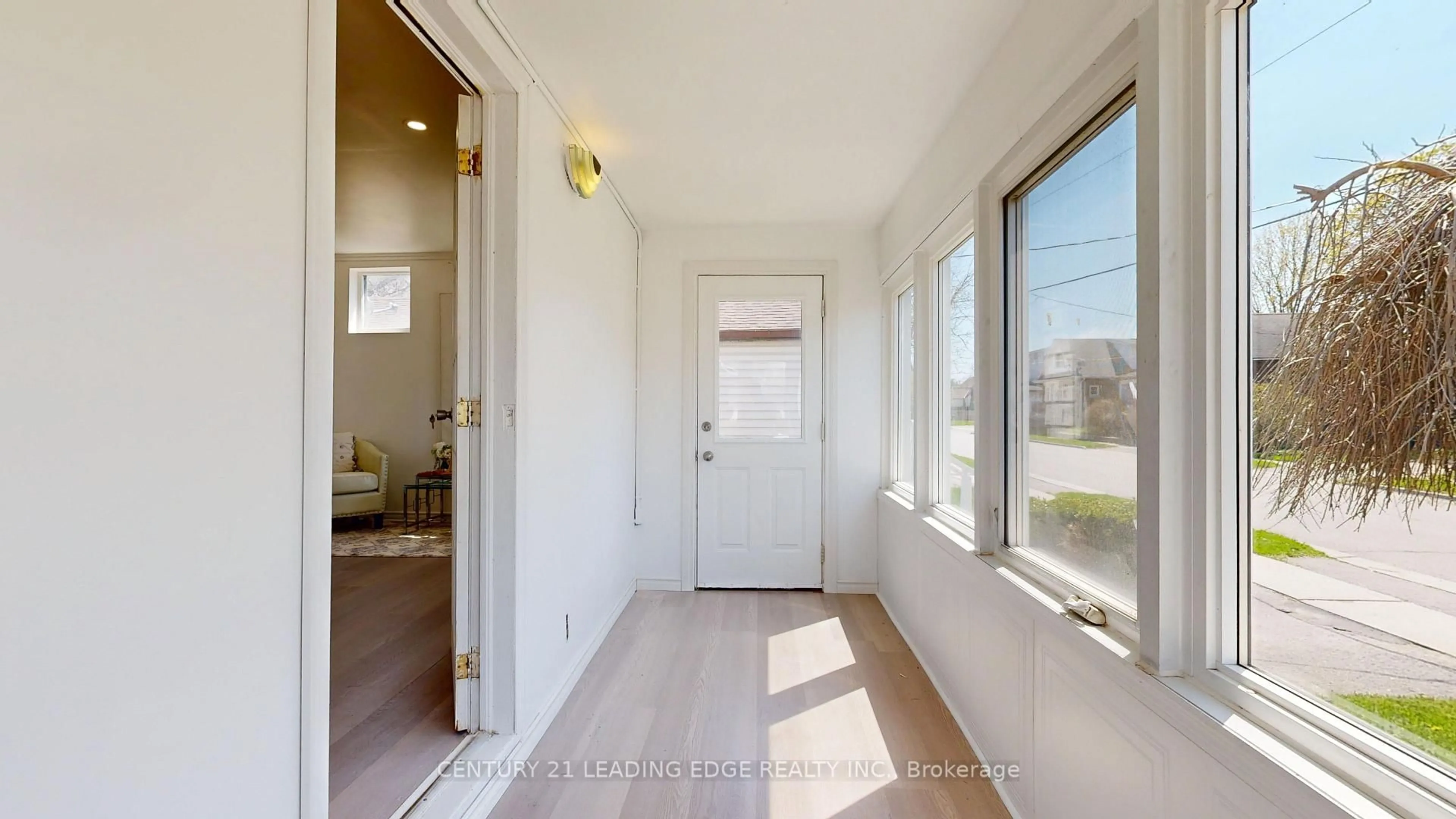 Indoor entryway for 751 Gifford St, Oshawa Ontario L1H 4W1