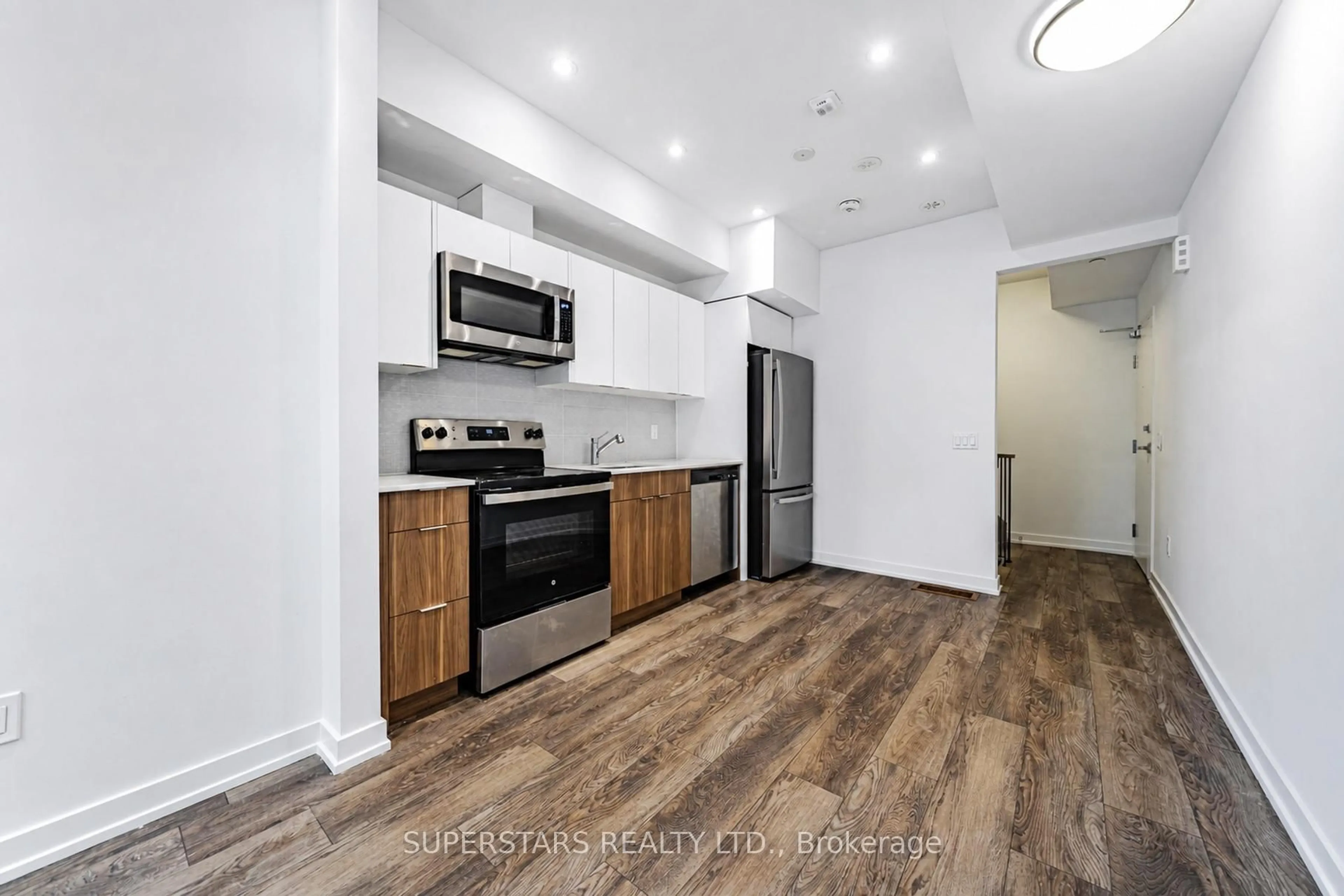 Standard kitchen, unknown for 3069 Pharmacy Ave #14, Toronto Ontario M1W 2H1