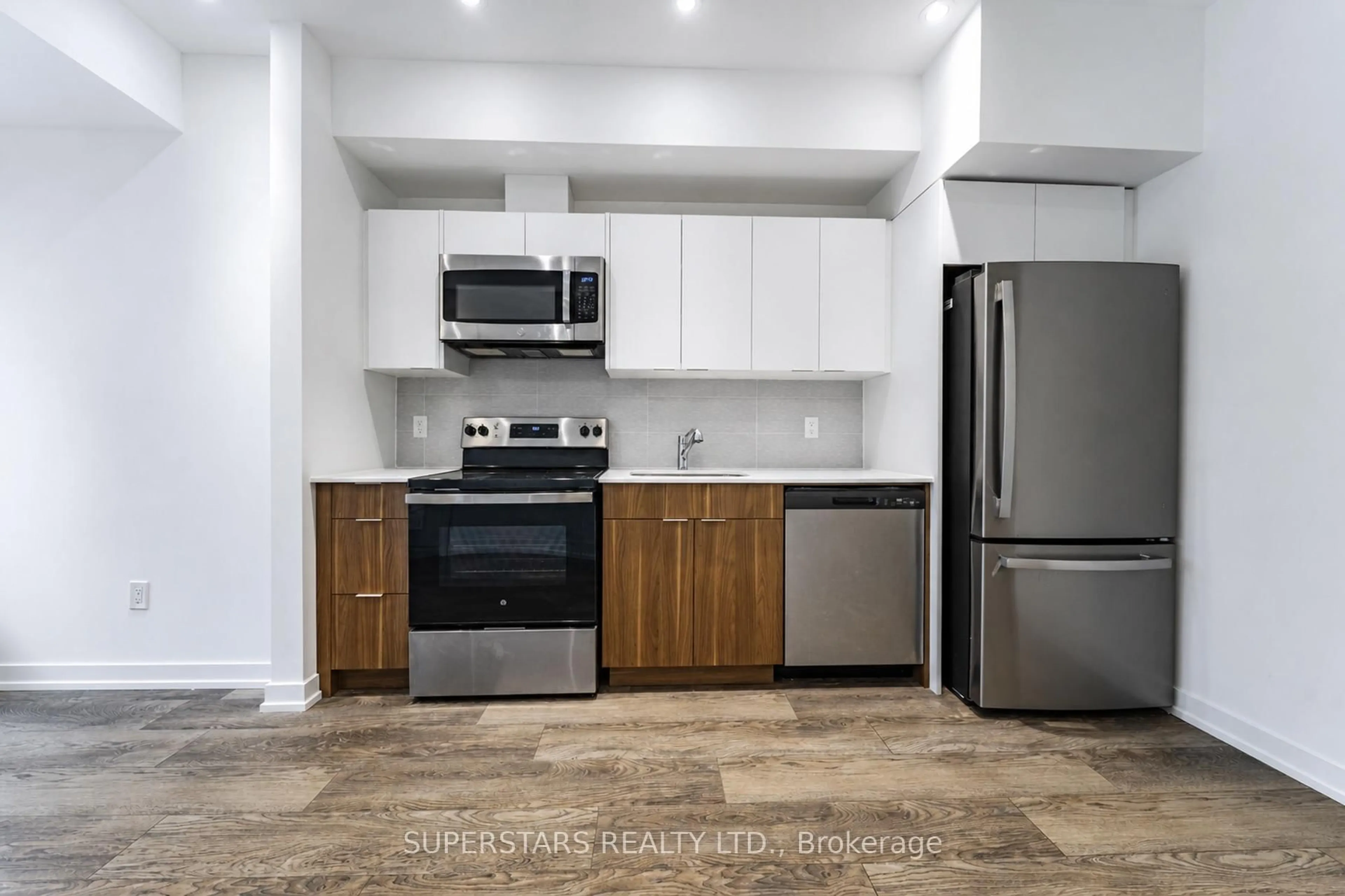 Standard kitchen, ceramic/tile floor for 3069 Pharmacy Ave #14, Toronto Ontario M1W 2H1