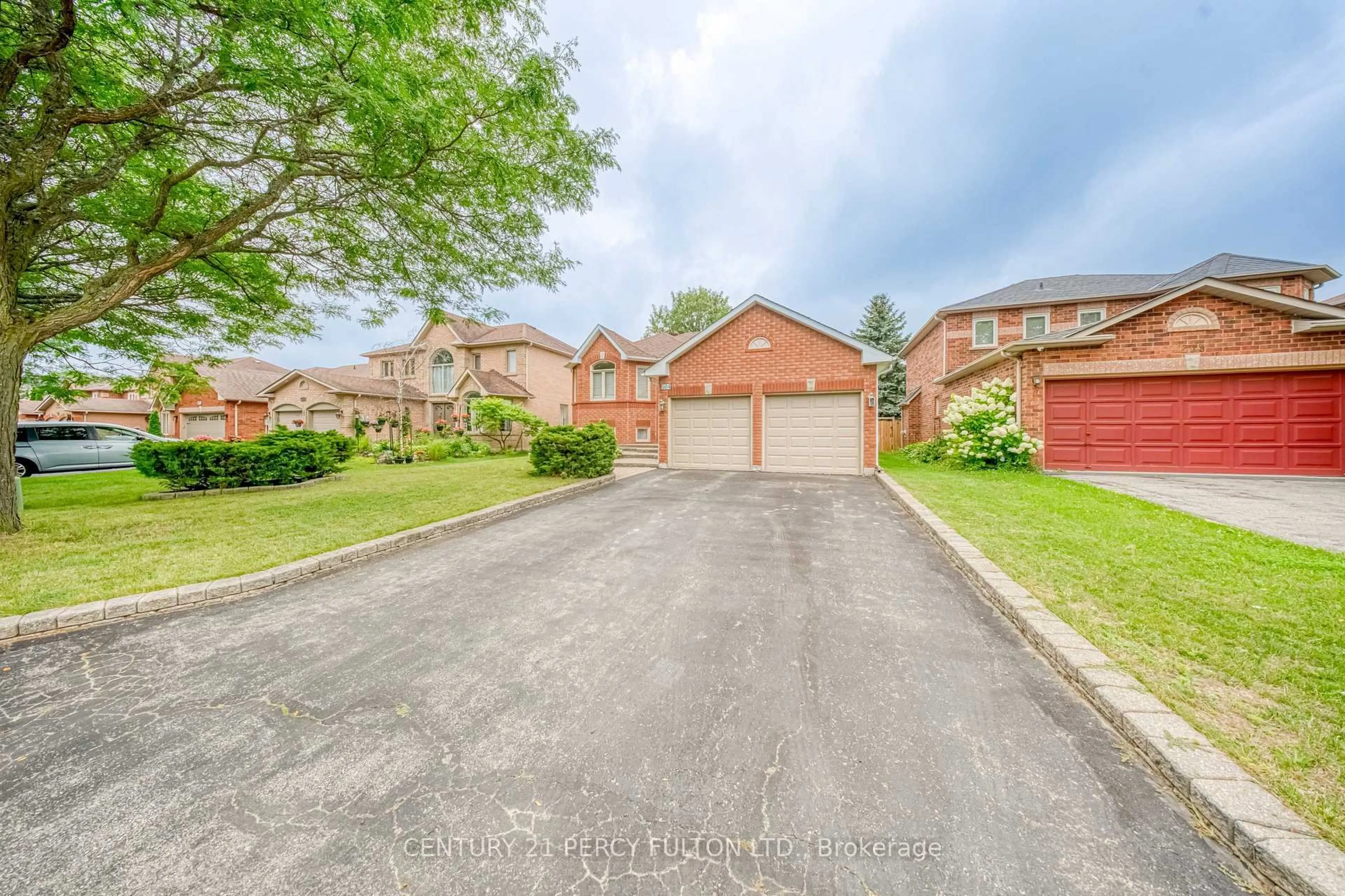 A pic from outside/outdoor area/front of a property/back of a property/a pic from drone, street for 504 Sandalwood Crt, Oshawa Ontario L1G 7X9