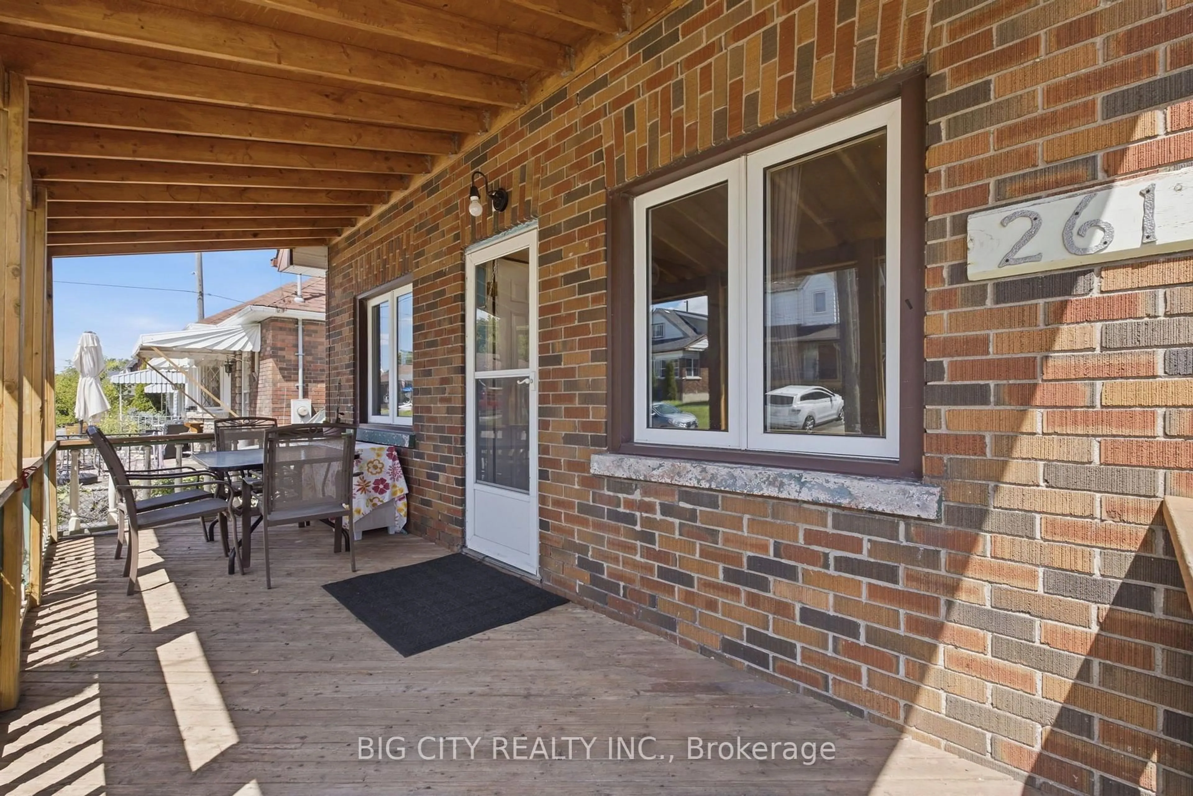 Patio, street for 261 Clarke St, Oshawa Ontario L1H 5G4