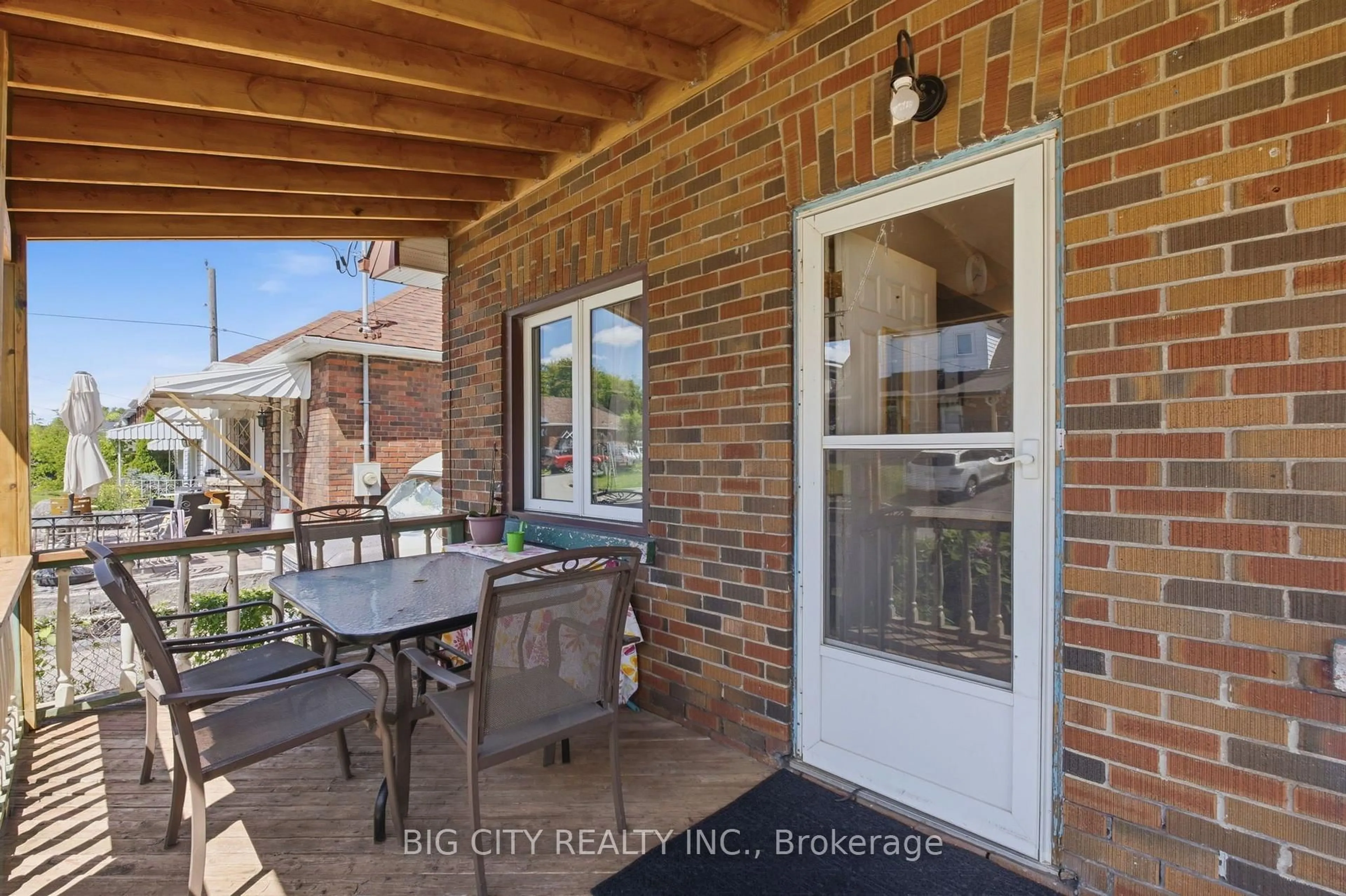 Patio, street for 261 Clarke St, Oshawa Ontario L1H 5G4