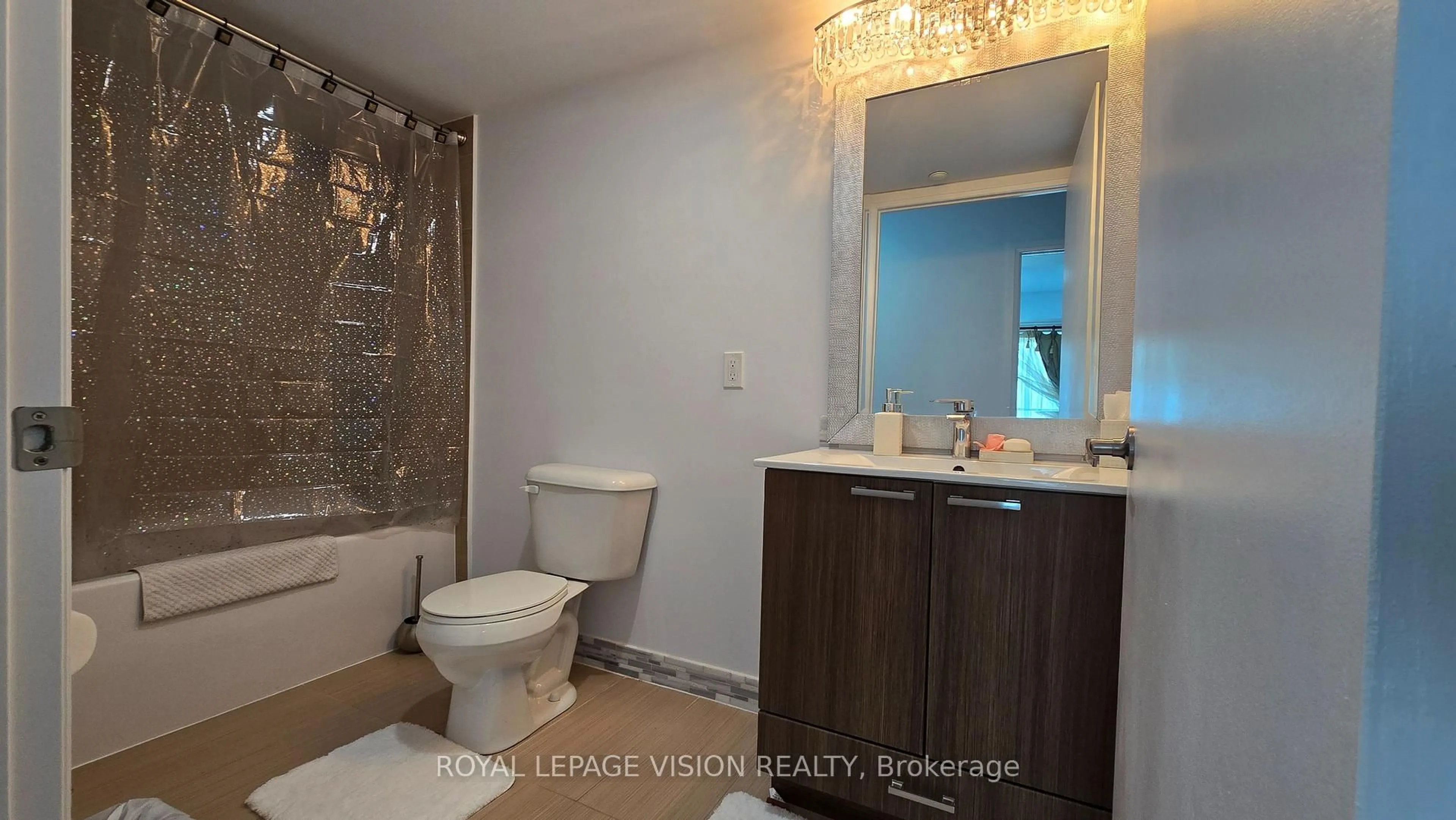 Standard bathroom, ceramic/tile floor for 2150 Lawrence Ave #1812, Toronto Ontario M1R 3A7