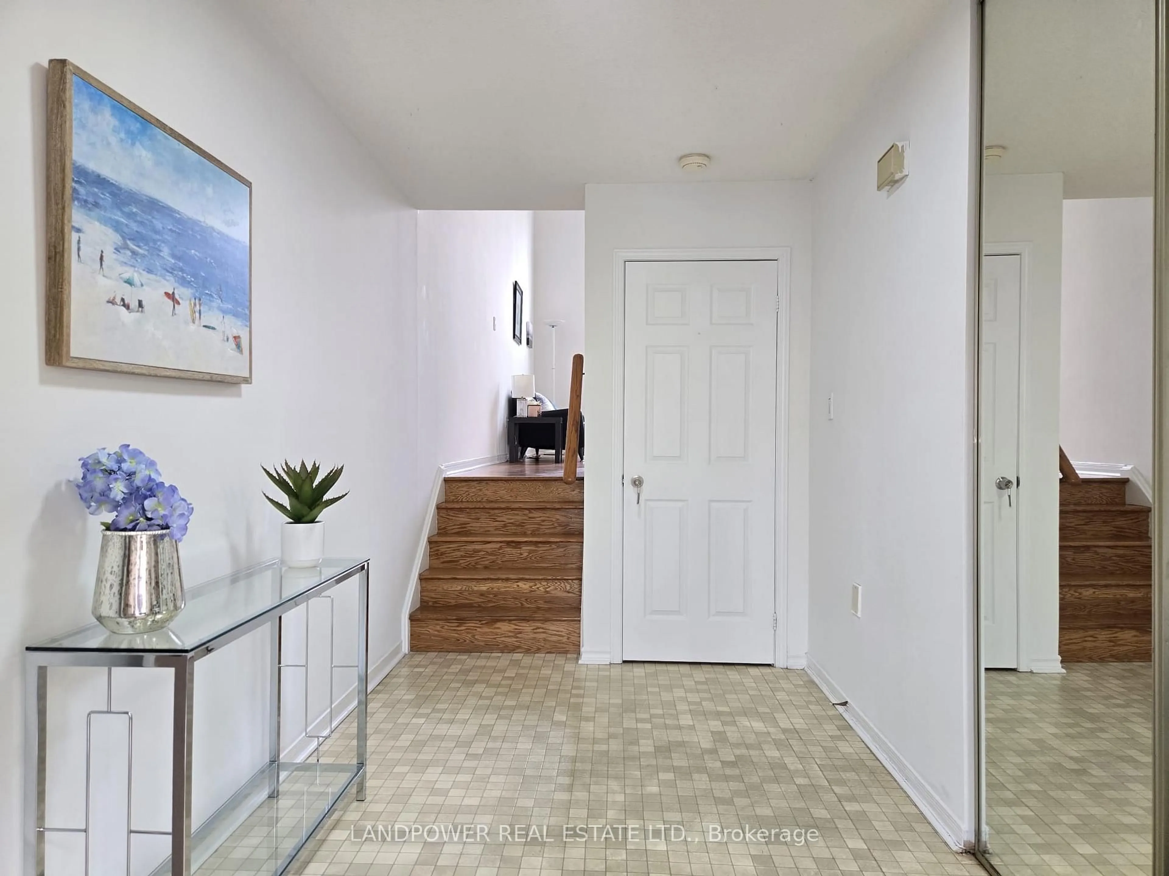 Indoor entryway for 10 Cardwell Ave #75, Toronto Ontario M1S 4Y5