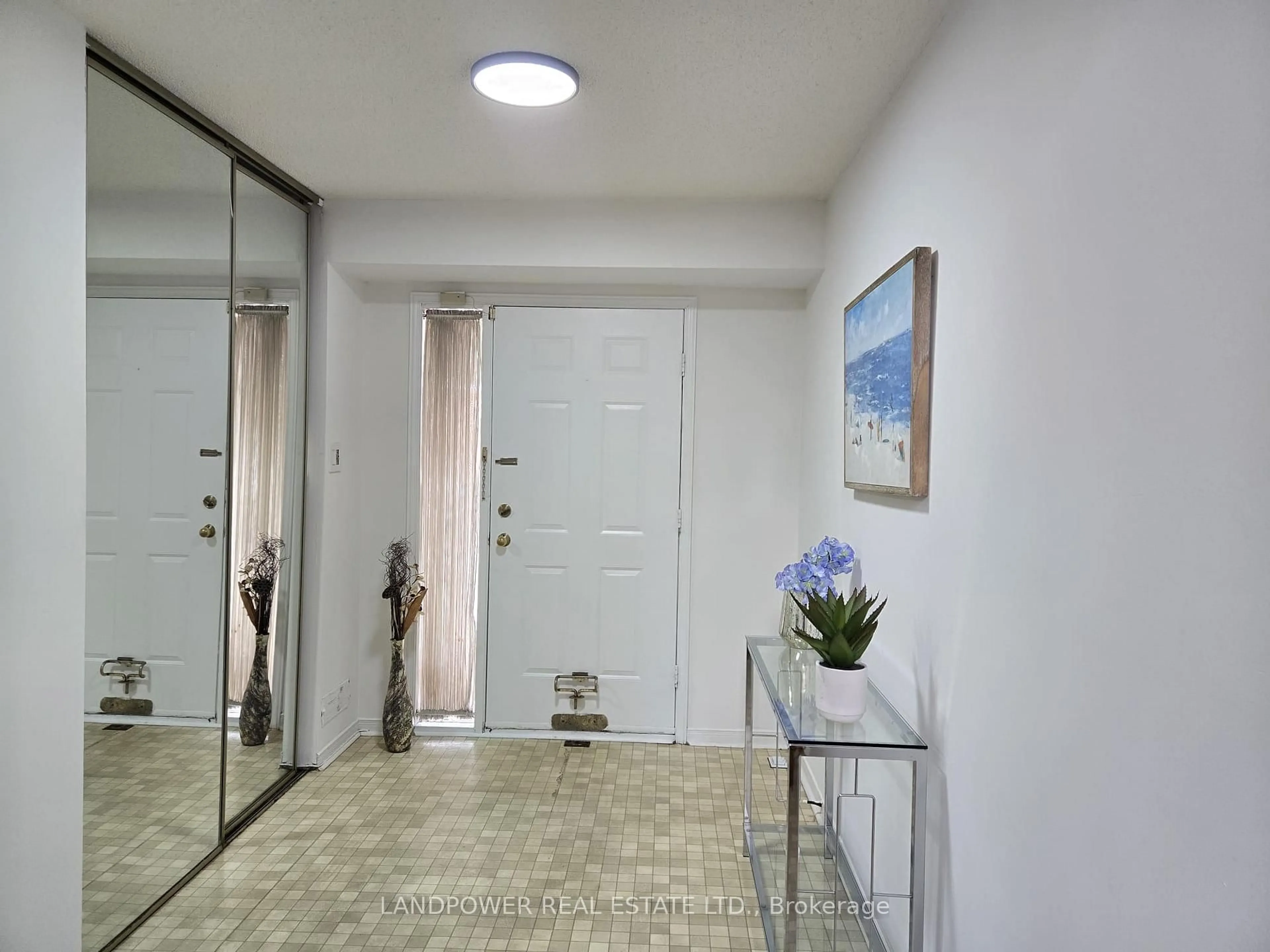 Indoor entryway for 10 Cardwell Ave #75, Toronto Ontario M1S 4Y5