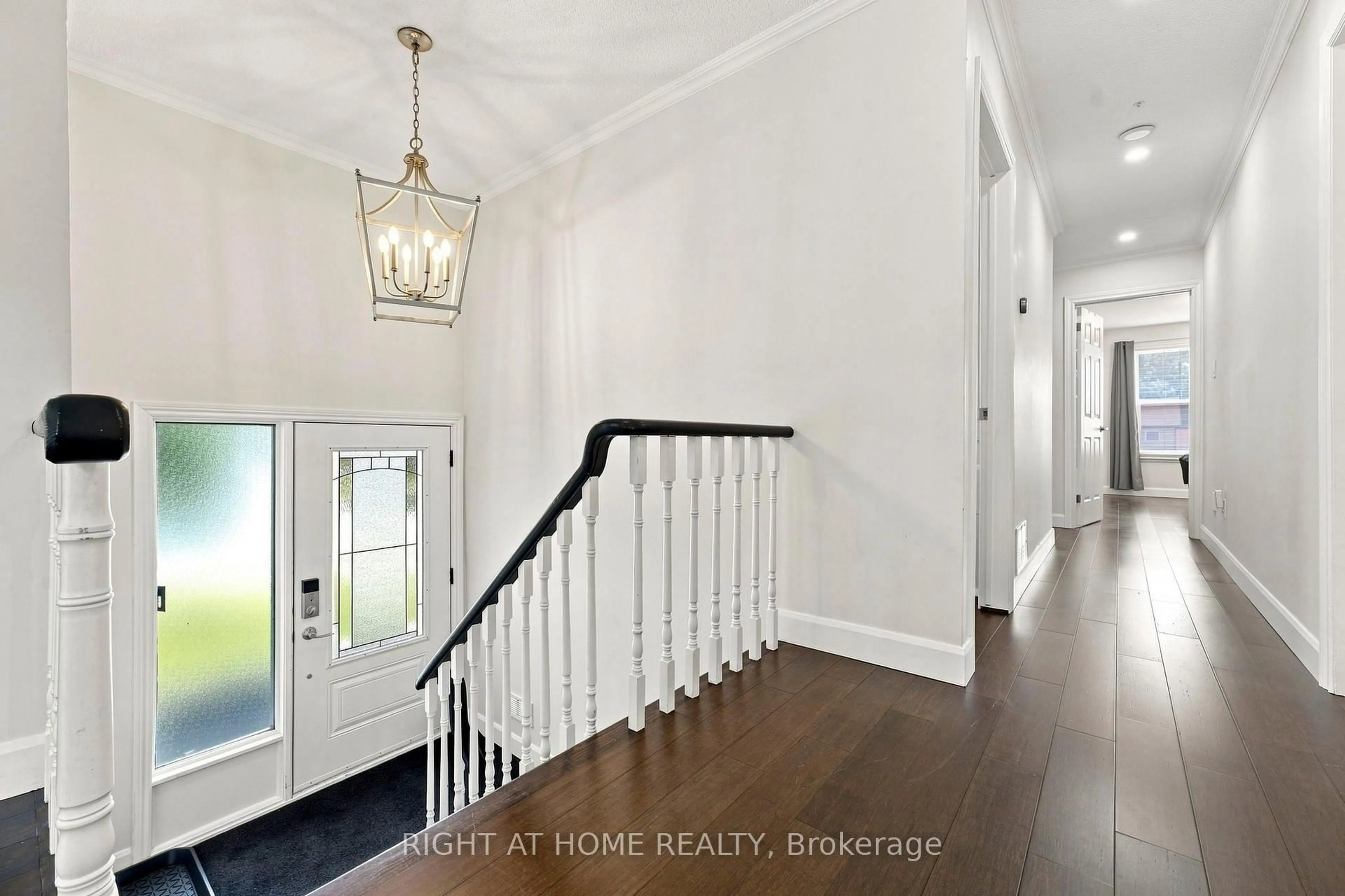 Indoor entryway for 374 Salerno St, Oshawa Ontario L1J 6W3
