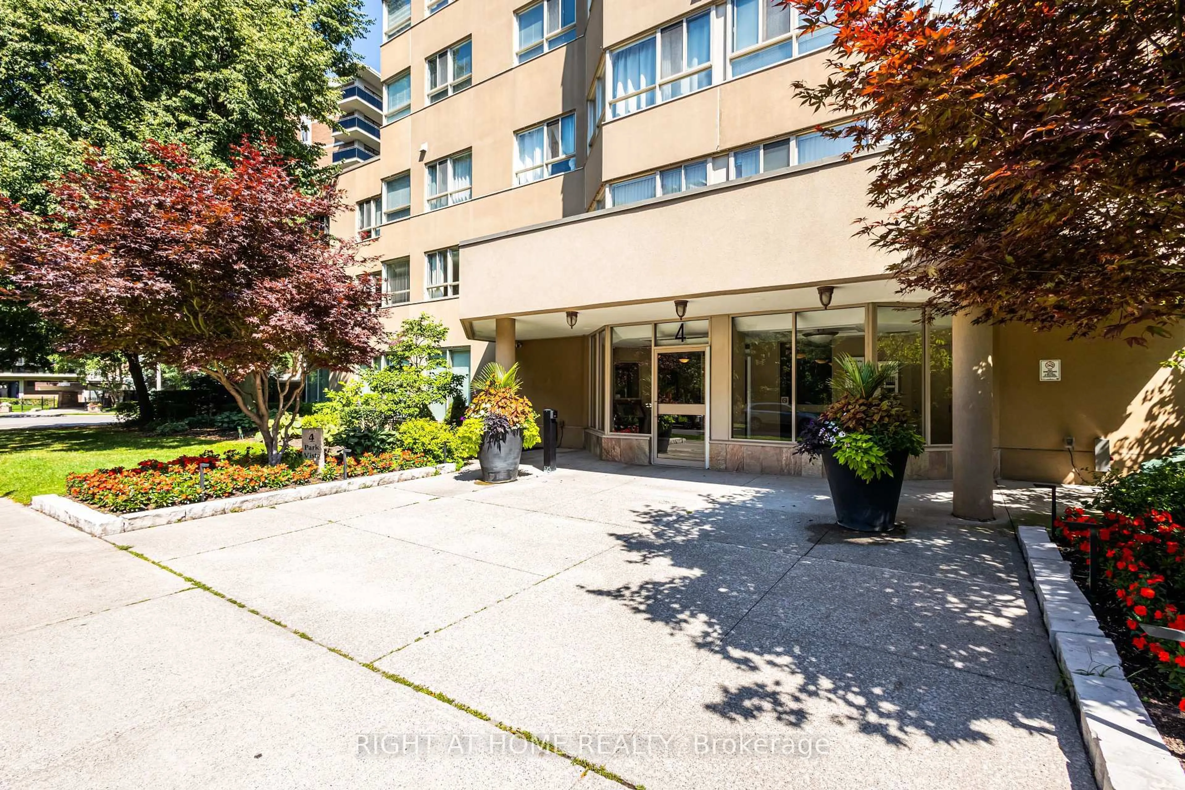 Patio, building for 4 Park Vista Dr #912, Toronto Ontario M4B 3M8