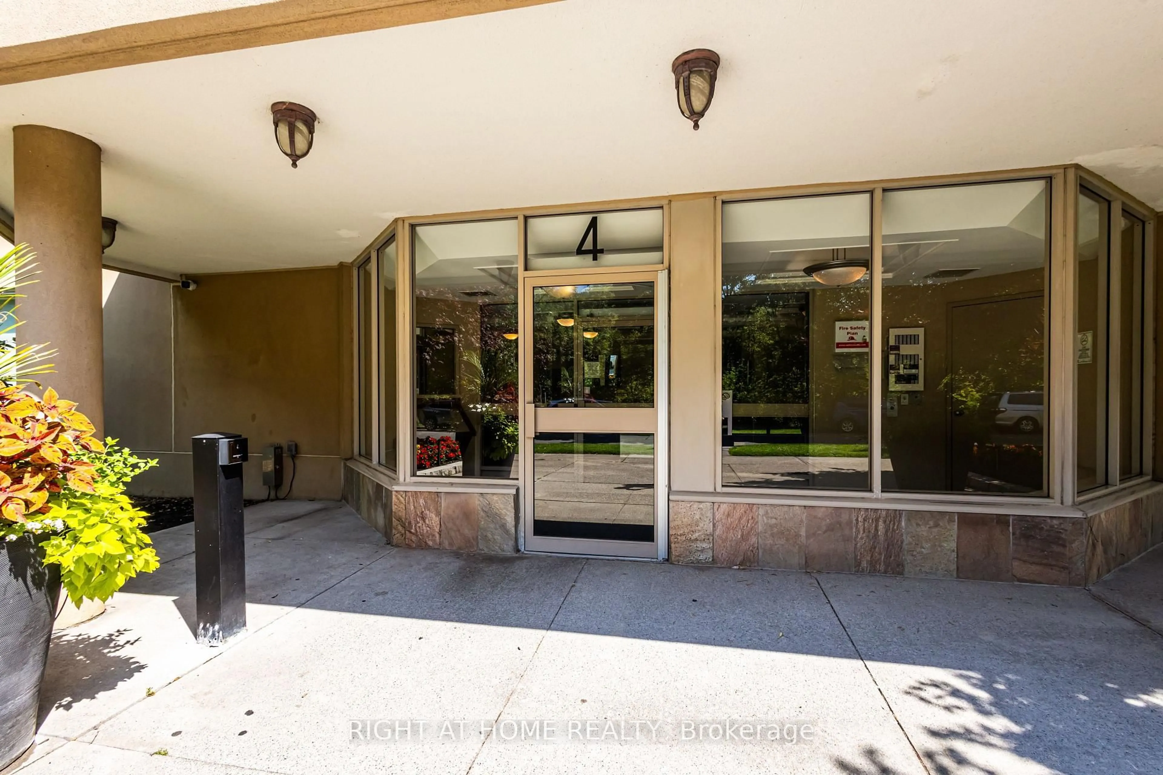 Indoor foyer for 4 Park Vista Dr #912, Toronto Ontario M4B 3M8