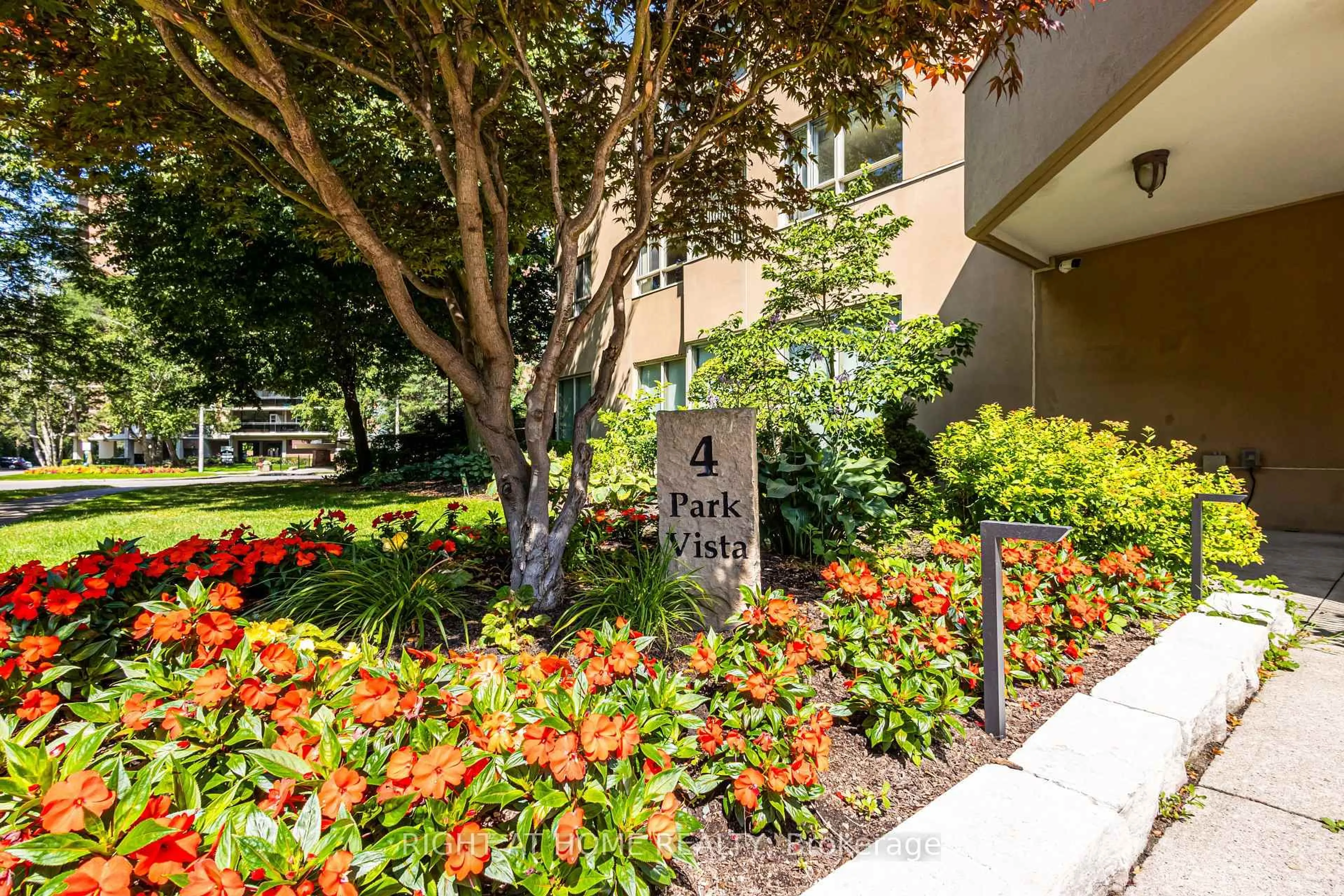 Indoor foyer for 4 Park Vista Dr #912, Toronto Ontario M4B 3M8